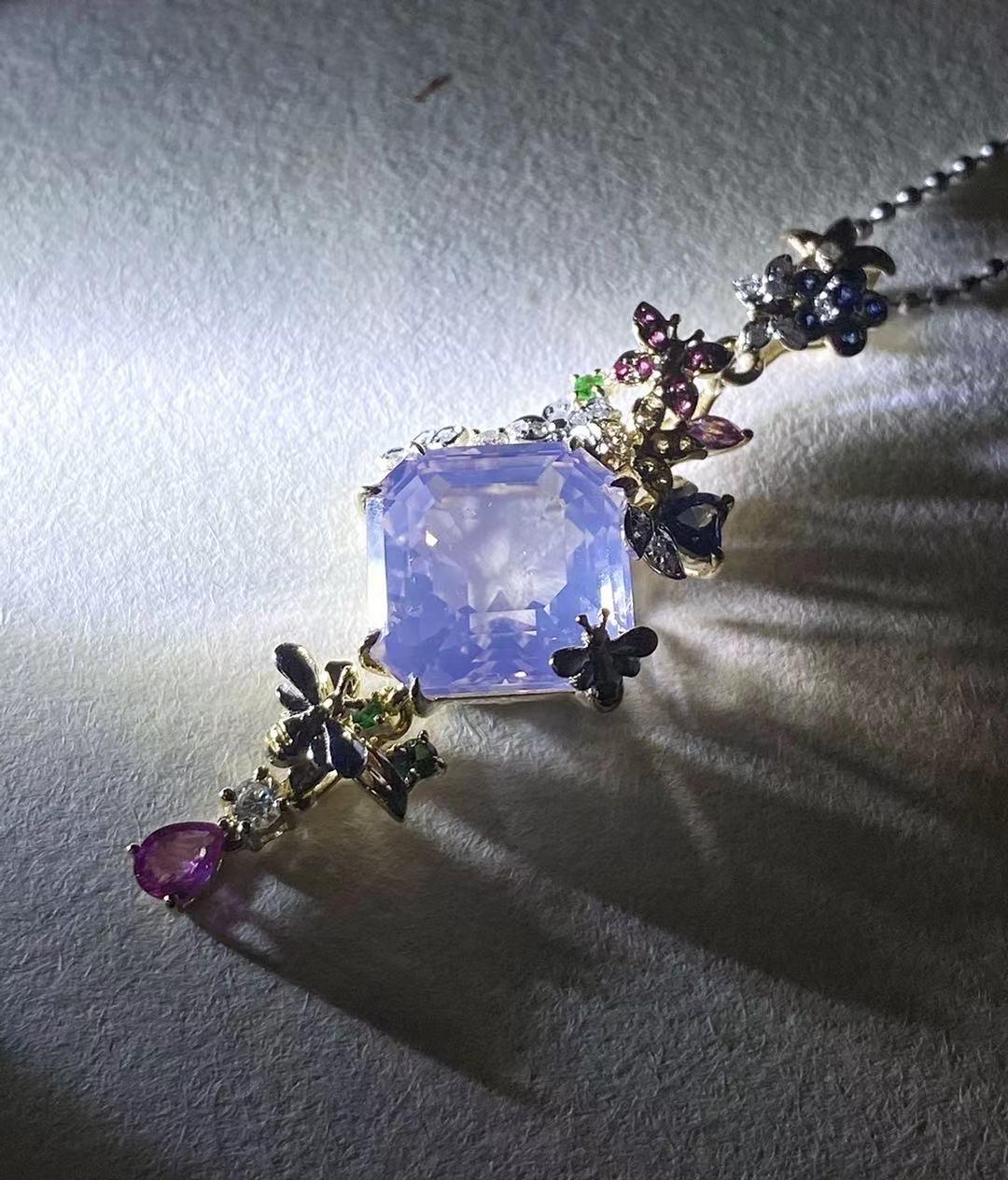 Colgante de Zafiros de Oro Bicolor 14k Floral de Mariposa Amatista Lavanda Natural en Nuevo estado para la venta en Kowloon, HK