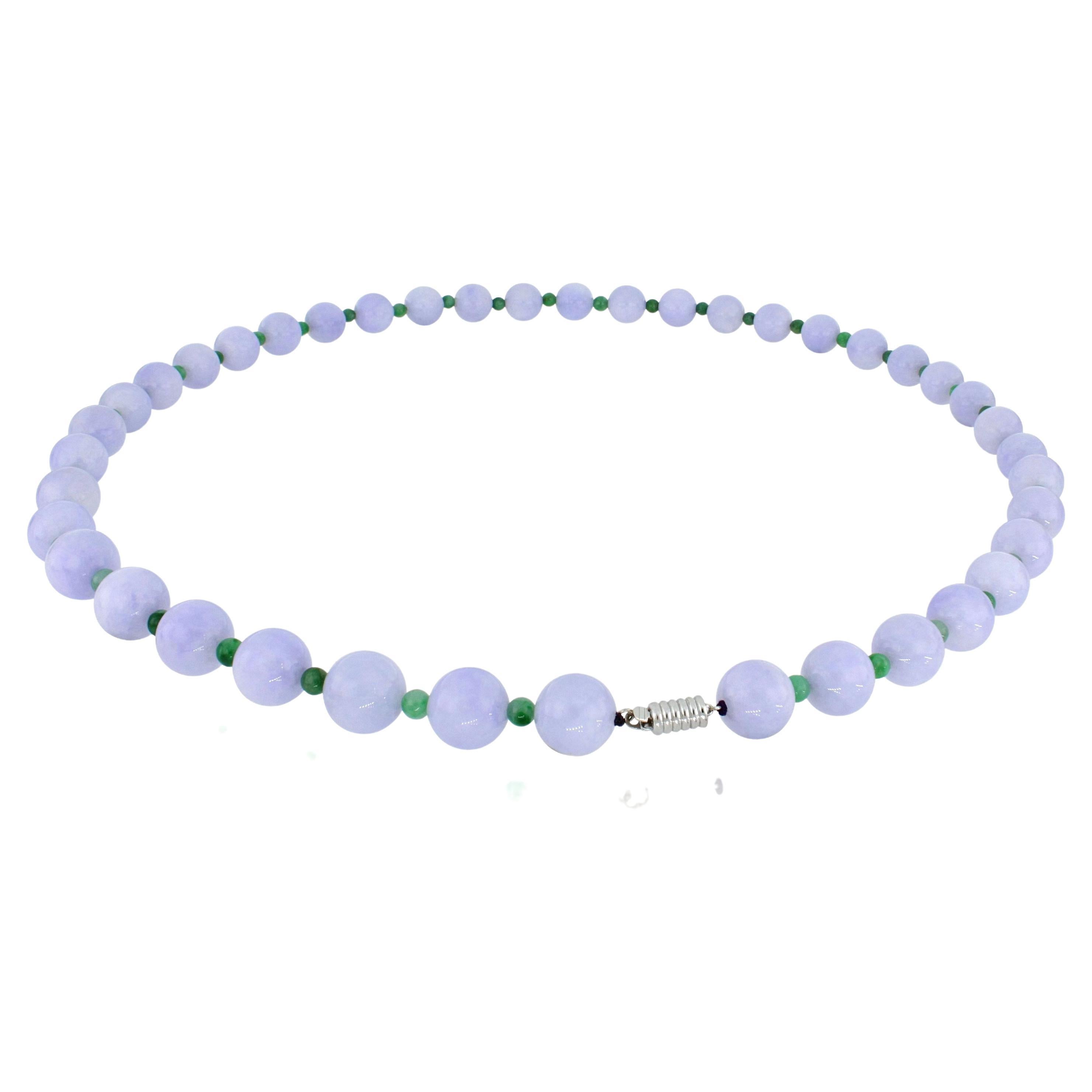 Compra quarantuno straordinarie perle di giadeite naturale di grandi dimensioni (fei cui) di colore lavanda, con un diametro compreso tra 13 e 15 mm, intervallate da quaranta perle di giadeite naturale di colore verde brillante. Si tratta di una