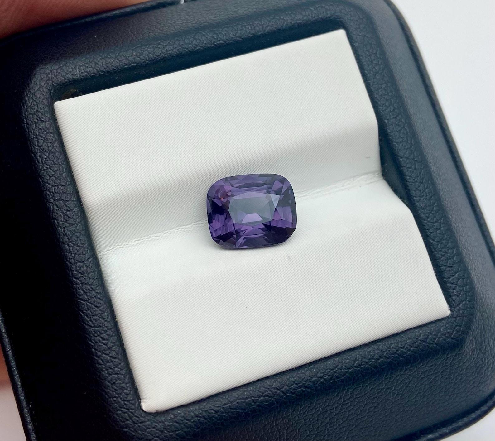 Natural Lavender Purple spinel quality VS, 3.13 Ct. gemstone, Cushion cut For Sale 5