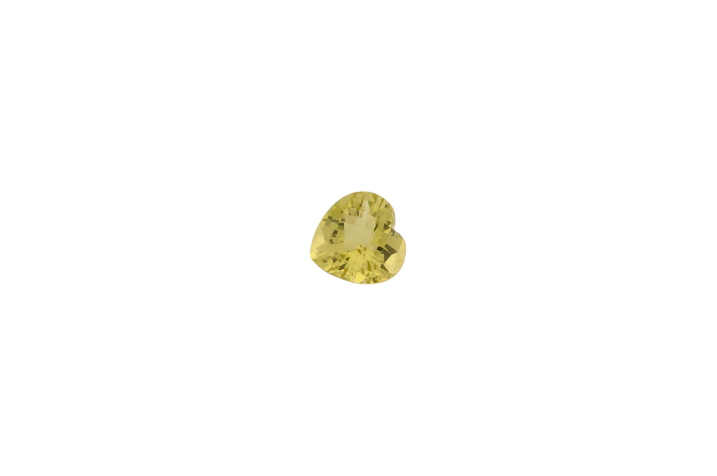 Un quarzo limone naturale con un taglio a cuore eseguito con precisione. La pietra presenta lievi inclusioni sul lato inferiore, ma nel complesso rimane pulita. Peso: 7,93 ct.