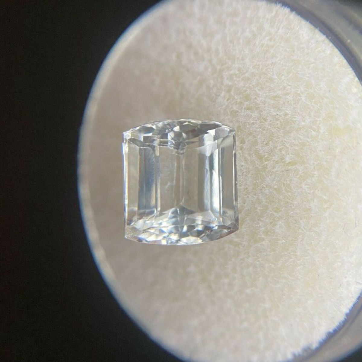 Natürlicher hellblauer Aquamarin 3,43ct Fancy Cushion Cut Loser Edelstein 9 x 8mm

Natürlicher hellblauer Aquamarin Edelstein. 
3.43 Karat mit einer schönen hellblauen Farbe und ausgezeichneter Reinheit. Ein sehr sauberes Kleinod. 
Außerdem hat er