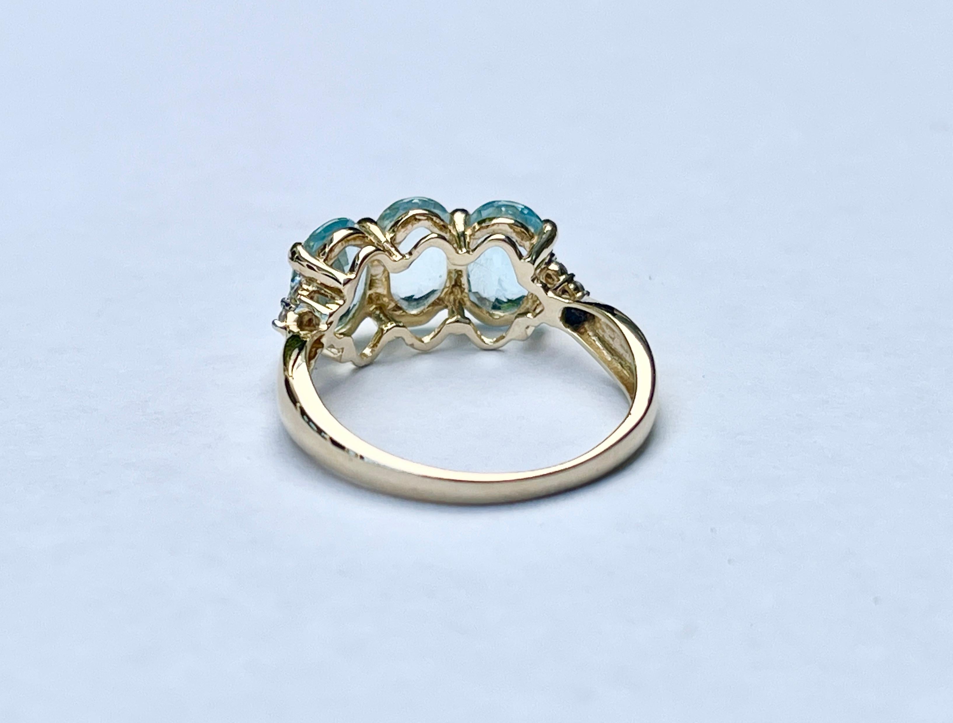 Natürlicher hellblauer Aquamarin Diamant Trilogy-Ring 9ct Gelbgold  im Angebot 4