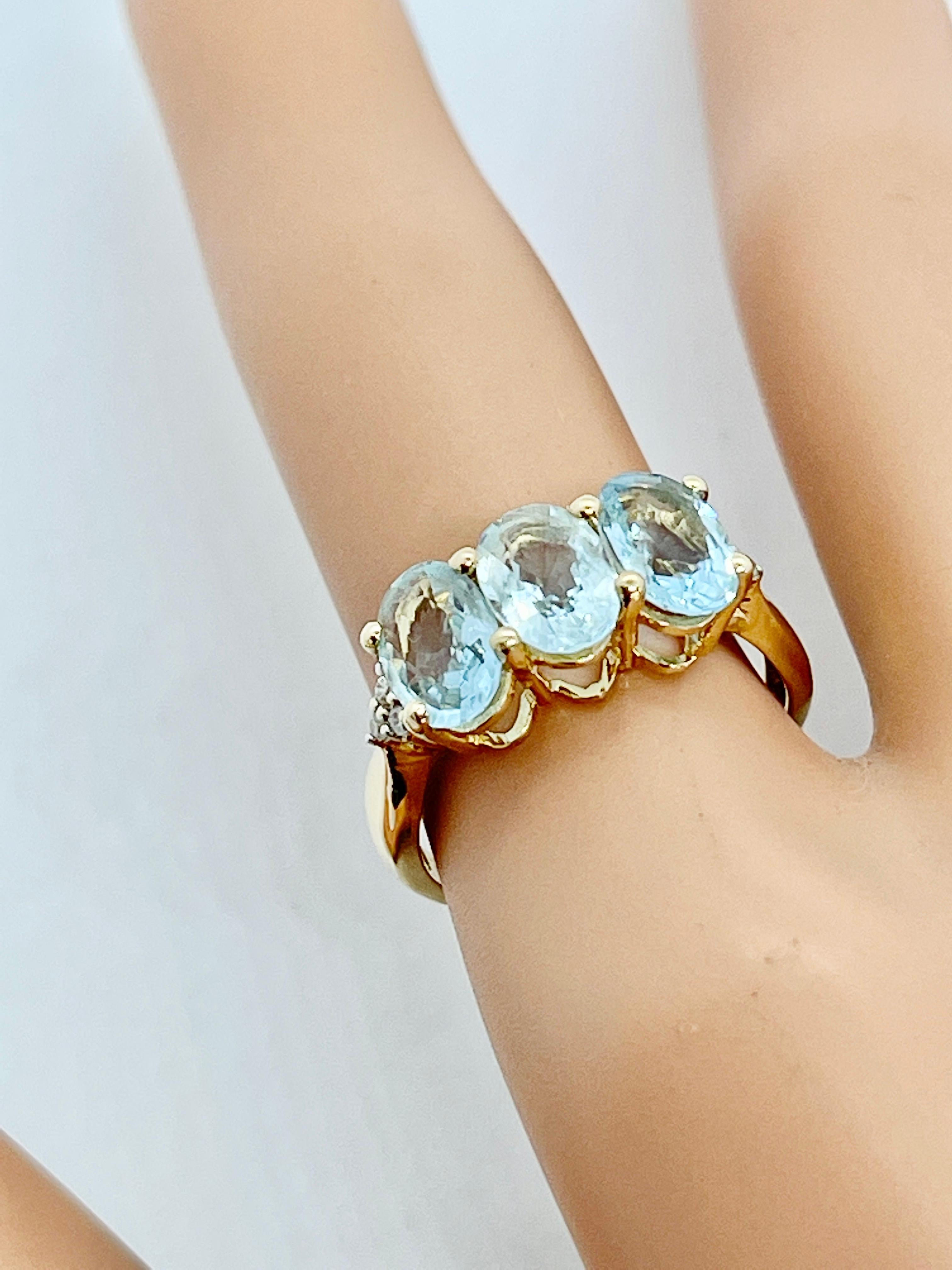Natürlicher hellblauer Aquamarin Diamant Trilogy-Ring 9ct Gelbgold  (Moderne) im Angebot