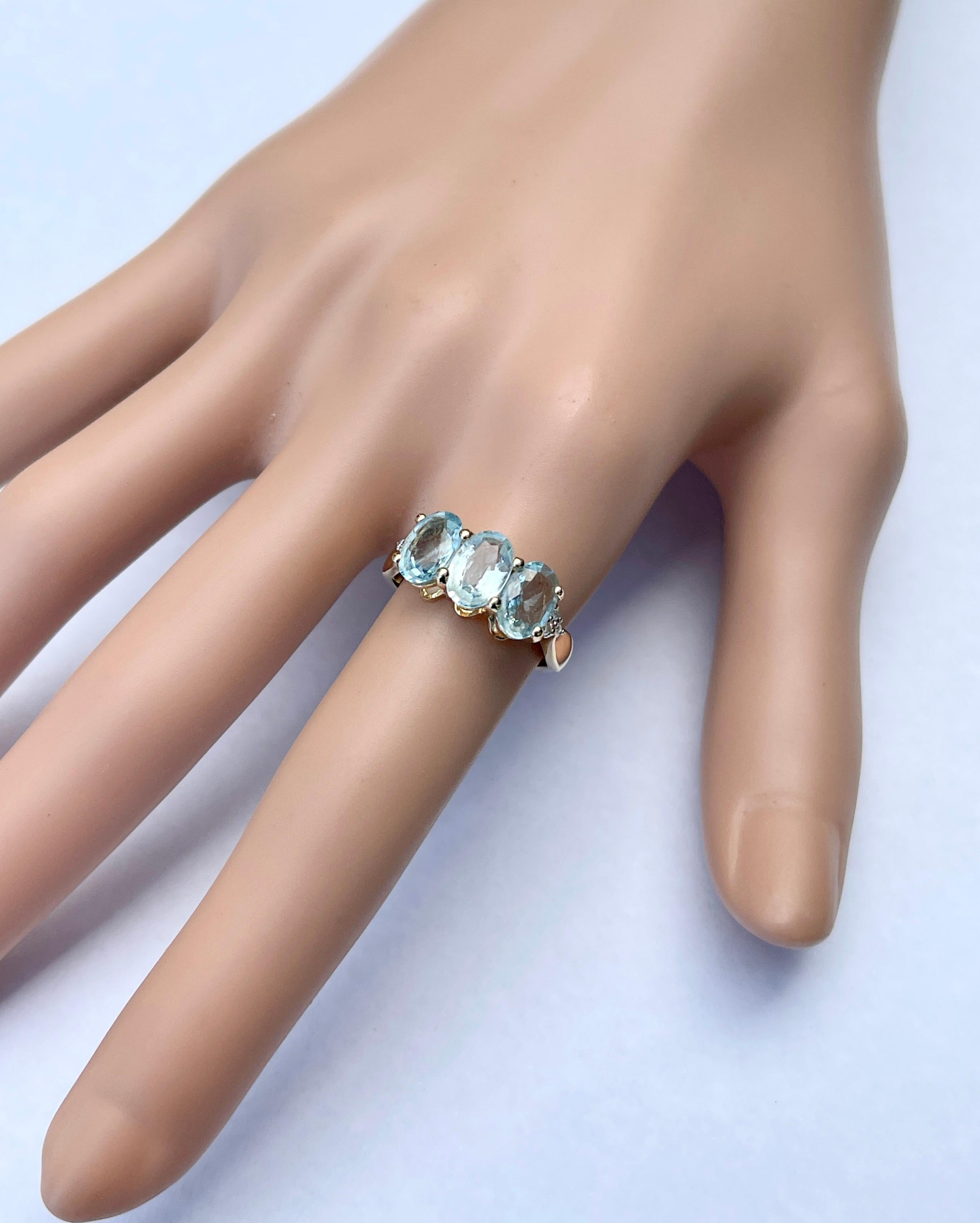 Natürlicher hellblauer Aquamarin Diamant Trilogy-Ring 9ct Gelbgold  im Zustand „Neu“ im Angebot in Mona Vale, NSW
