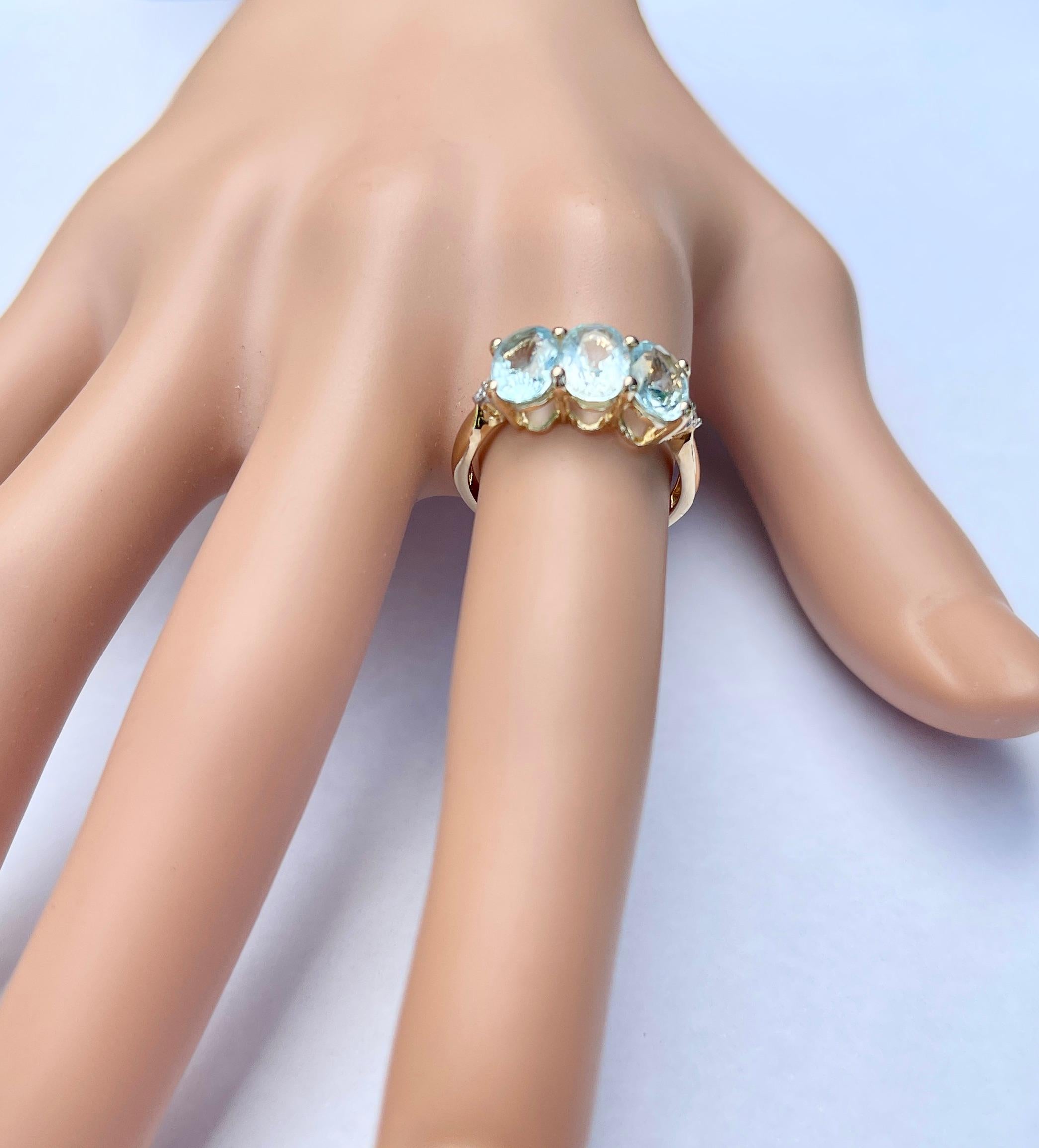 Natürlicher hellblauer Aquamarin Diamant Trilogy-Ring 9ct Gelbgold  für Damen oder Herren im Angebot