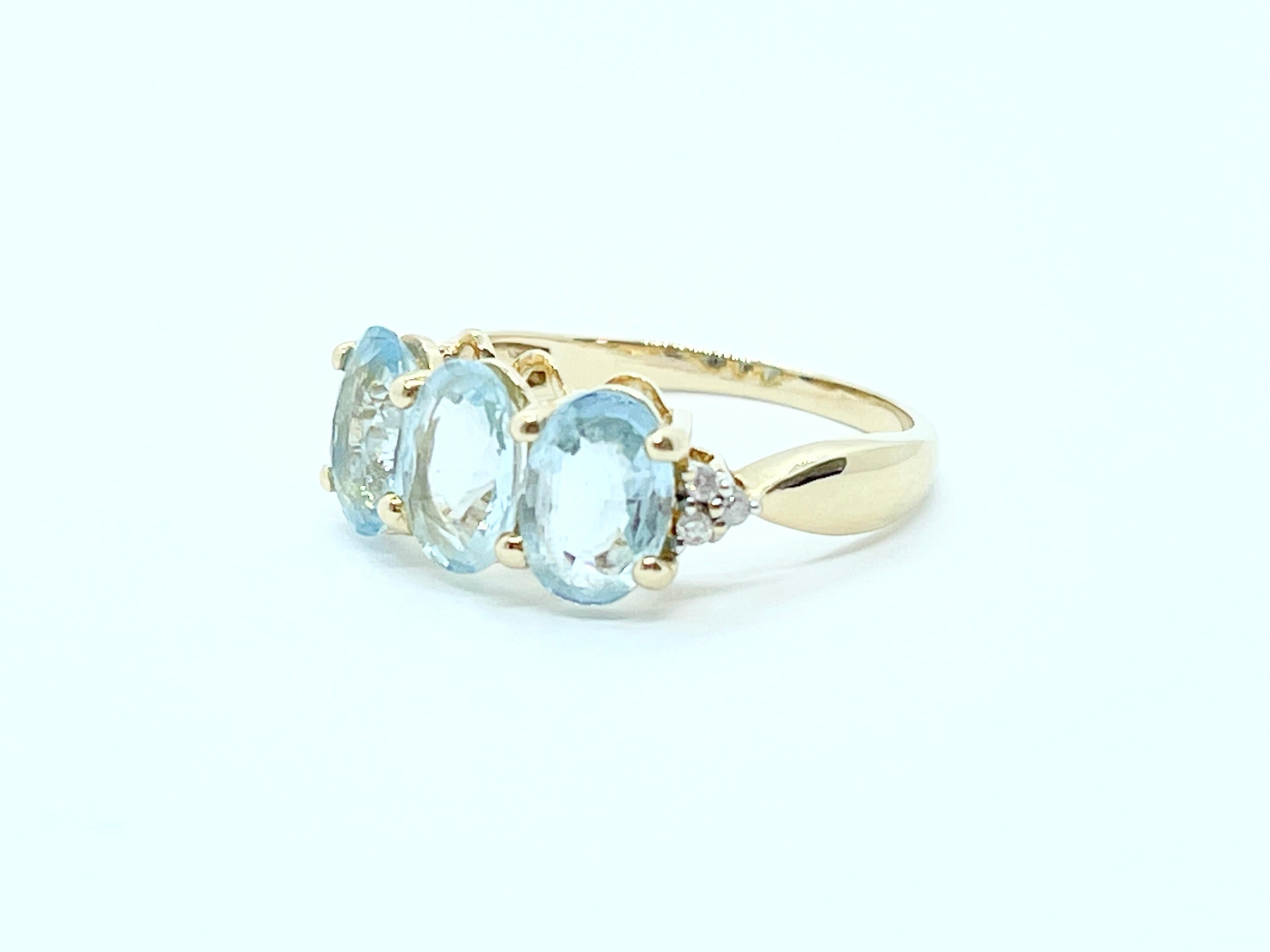 Natürlicher hellblauer Aquamarin Diamant Trilogy-Ring 9ct Gelbgold  im Angebot 1