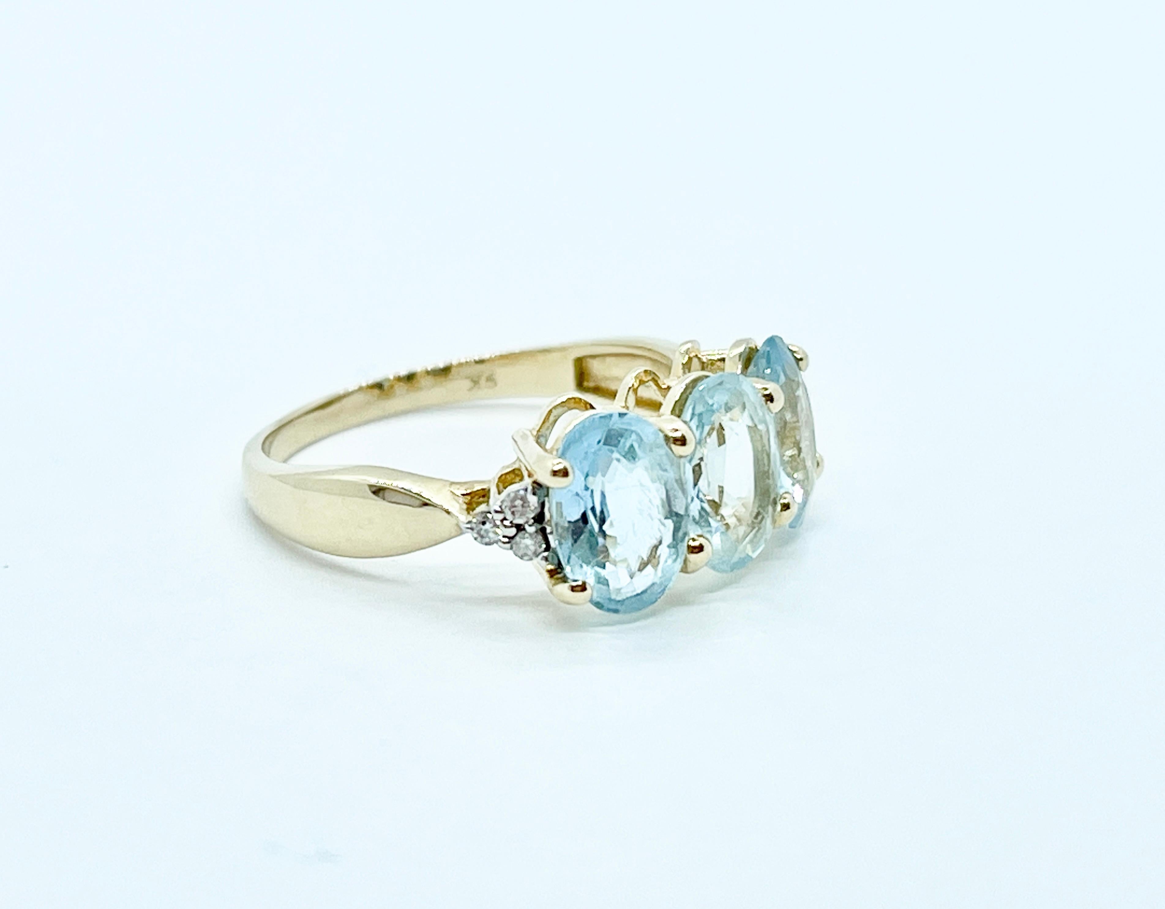 Natürlicher hellblauer Aquamarin Diamant Trilogy-Ring 9ct Gelbgold  im Angebot 2