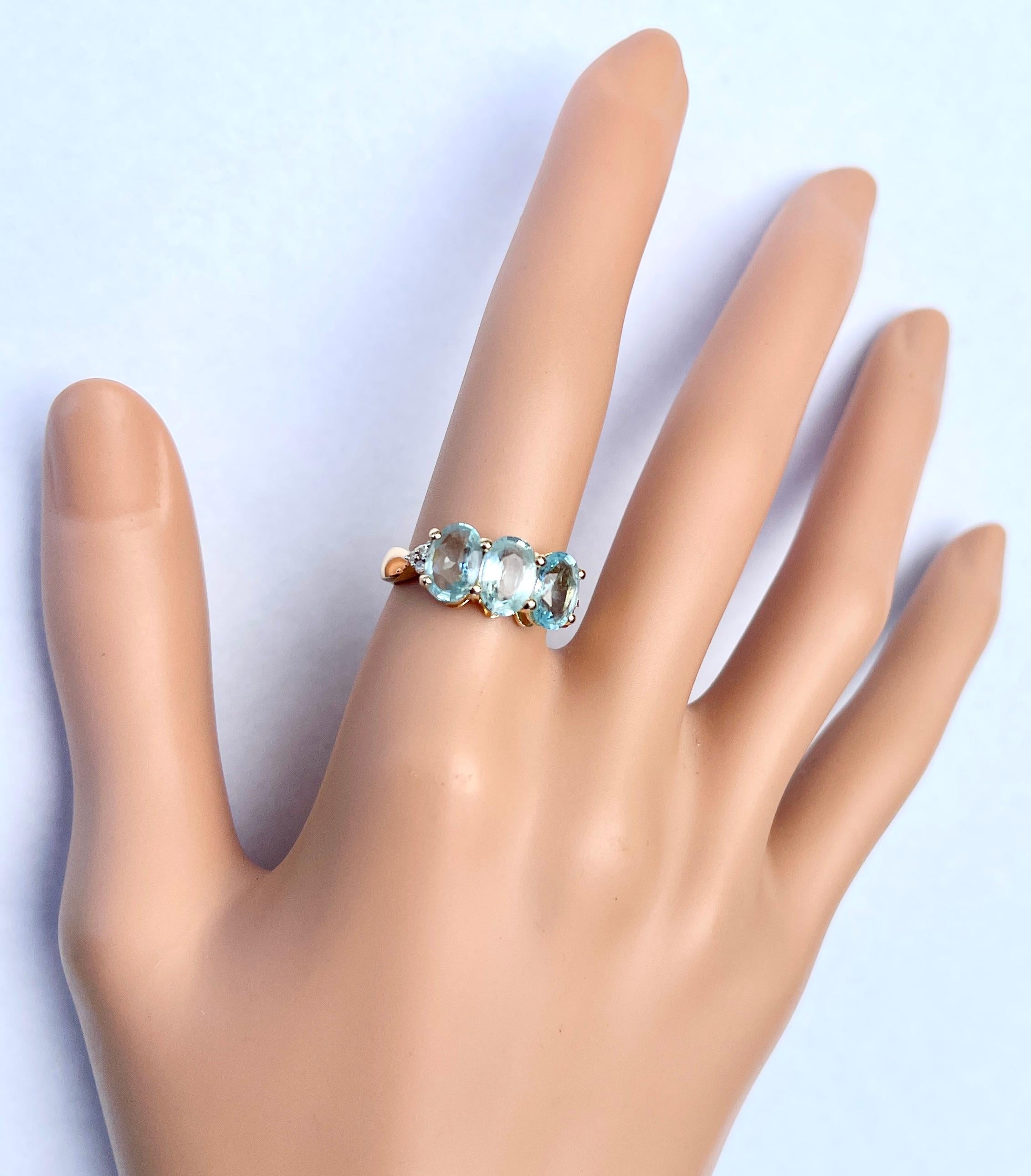 Natürlicher hellblauer Aquamarin Diamant Trilogy-Ring 9ct Gelbgold  im Angebot 3
