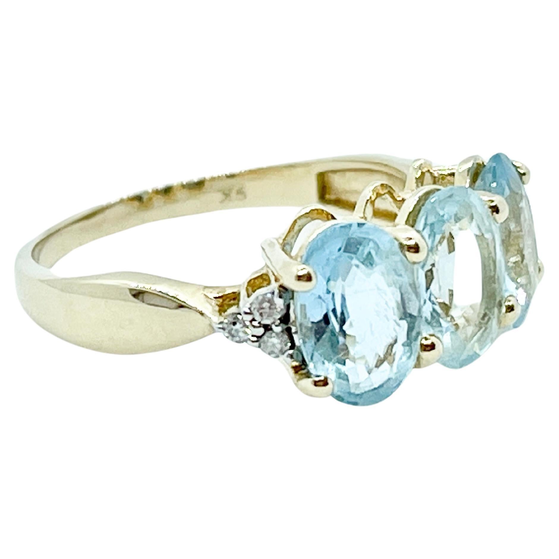 Natürlicher hellblauer Aquamarin Diamant Trilogy-Ring 9ct Gelbgold  im Angebot