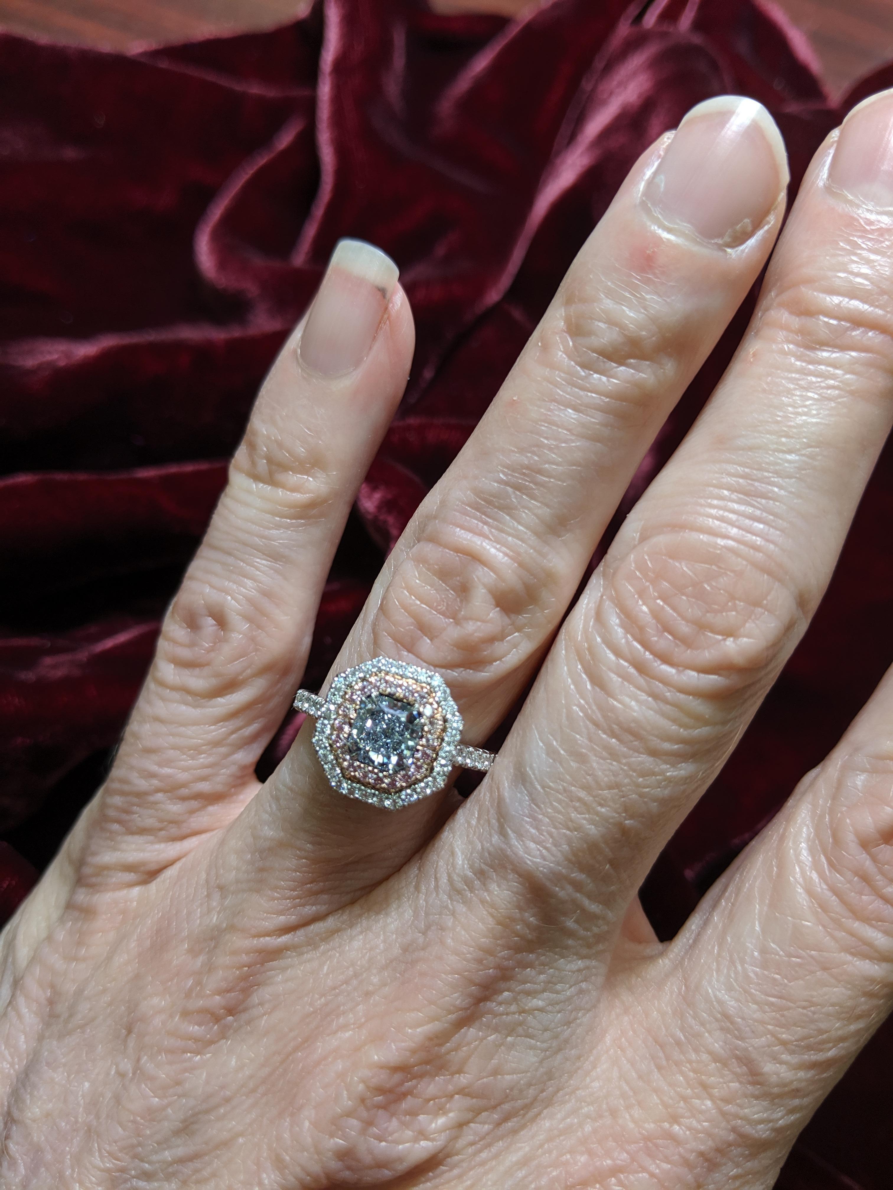 Taille radiant Bague avec double diamant bleu clair en rose et blanc, certifié GIA en vente