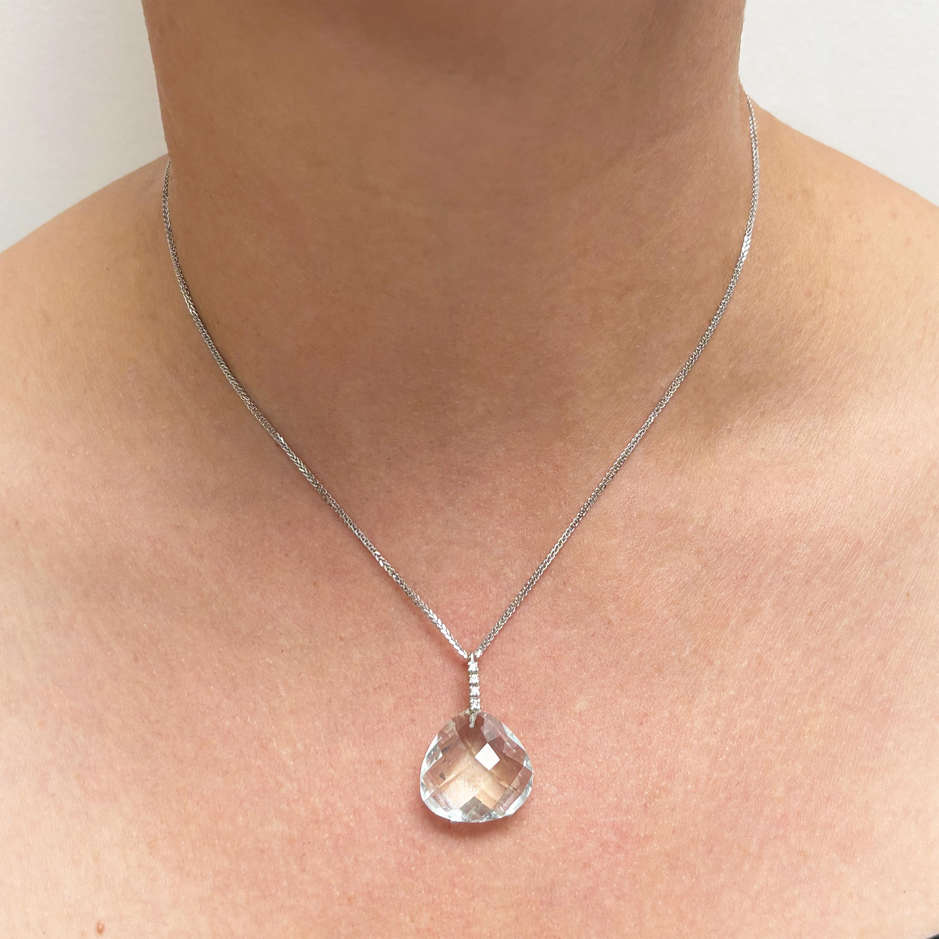 Descripción
Sutil pero cautivador, un topacio azul claro natural coronado delicadamente con cuatro diamantes cuelga con gracia de una fina cadena de oro blanco de 14k. Una serena declaración de refinada elegancia y suave resplandor.

Materiales y