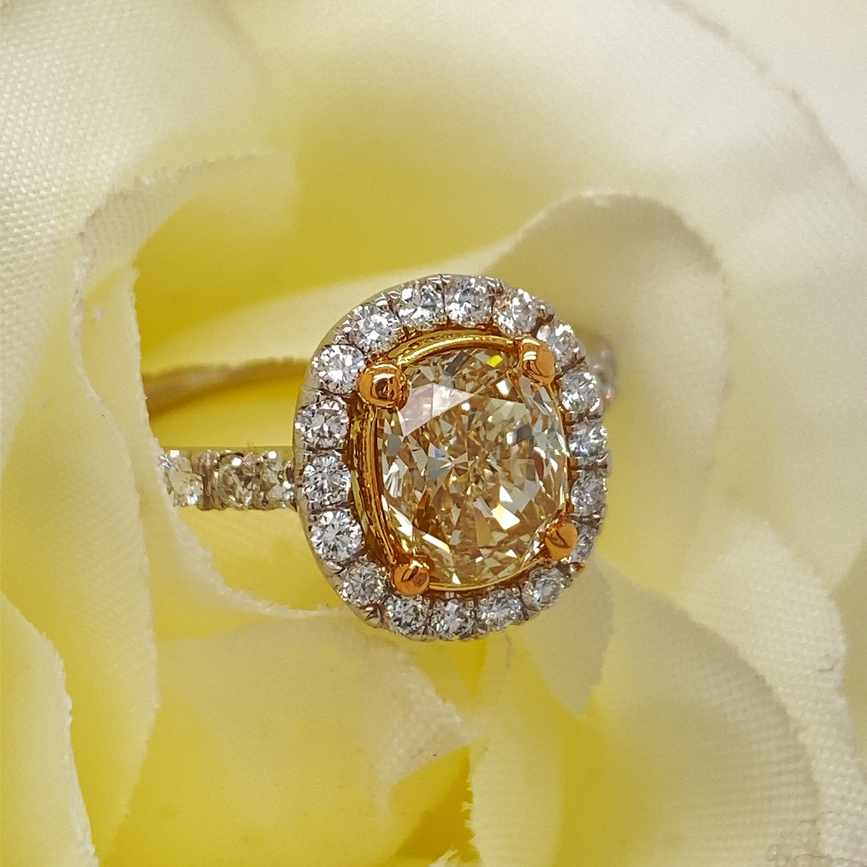 Natural Light Fancy Yellow Oval 2.39 Tcw Platinum Engagement Ring In Excellent Condition For Sale In San Diego, CA