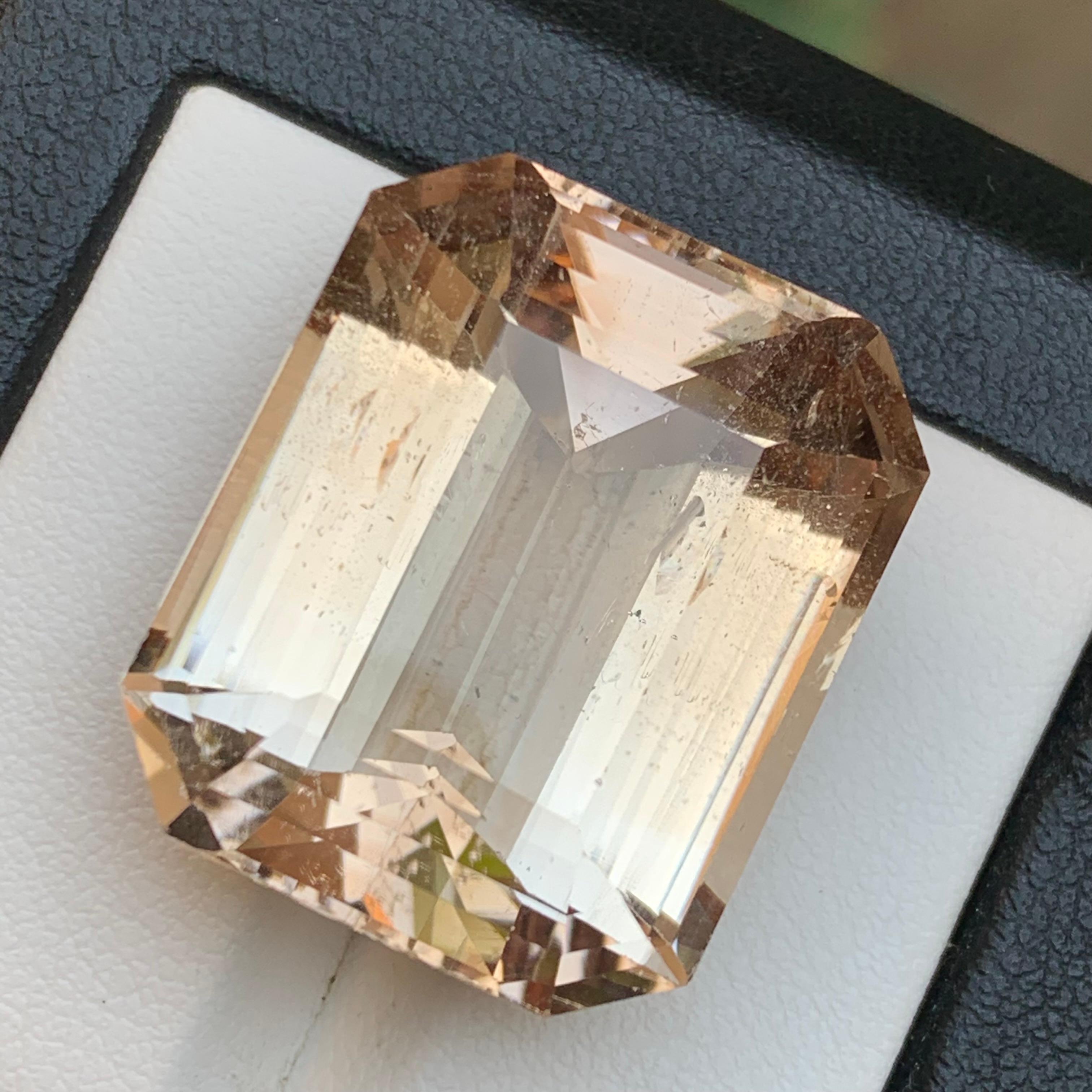 Natürlicher heller goldbrauner Topas 59.69 Ct Smaragdschliff Loser Edelstein für Anhänger im Zustand „Neu“ im Angebot in Peshawar, PK