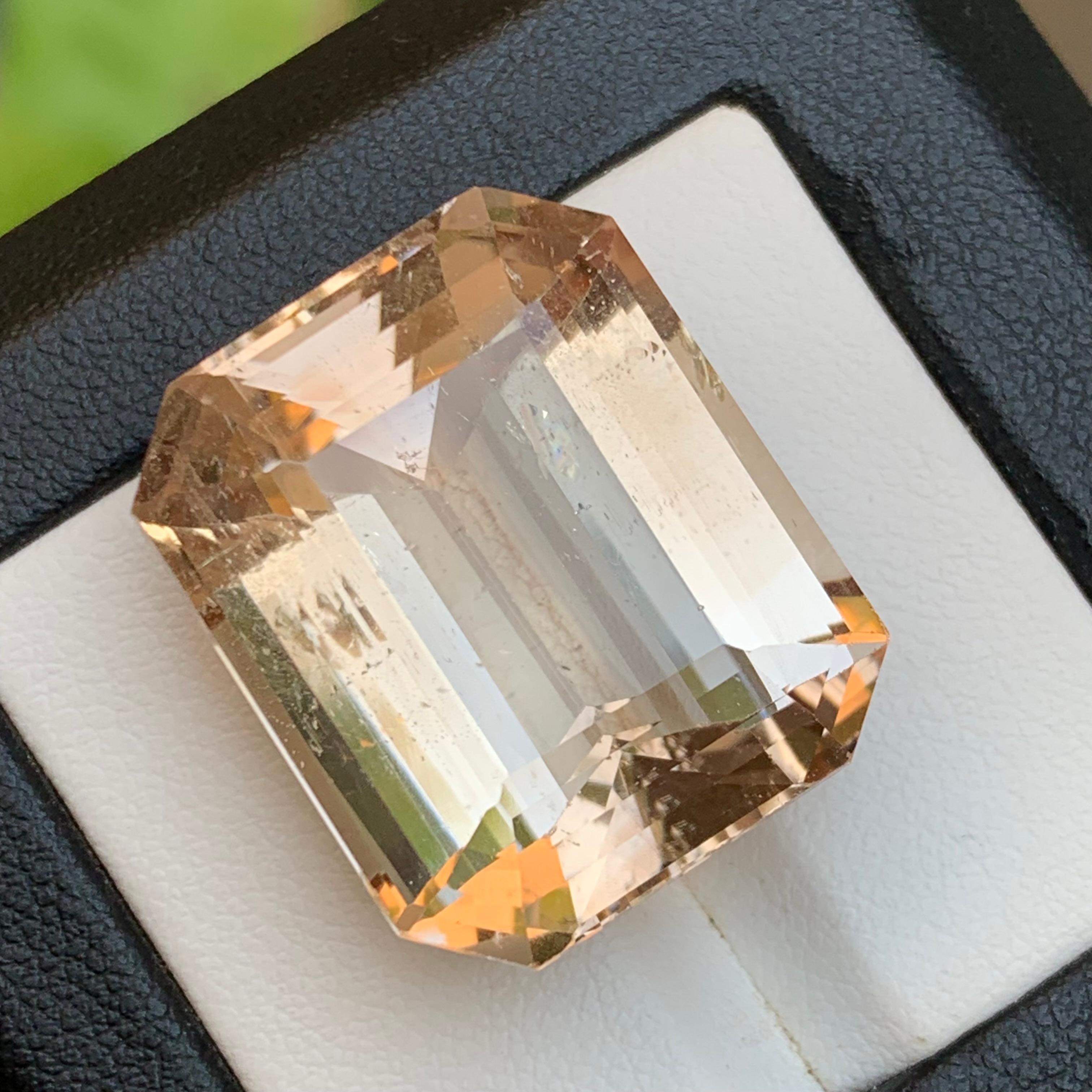 Natürlicher heller goldbrauner Topas 59.69 Ct Smaragdschliff Loser Edelstein für Anhänger im Angebot 1