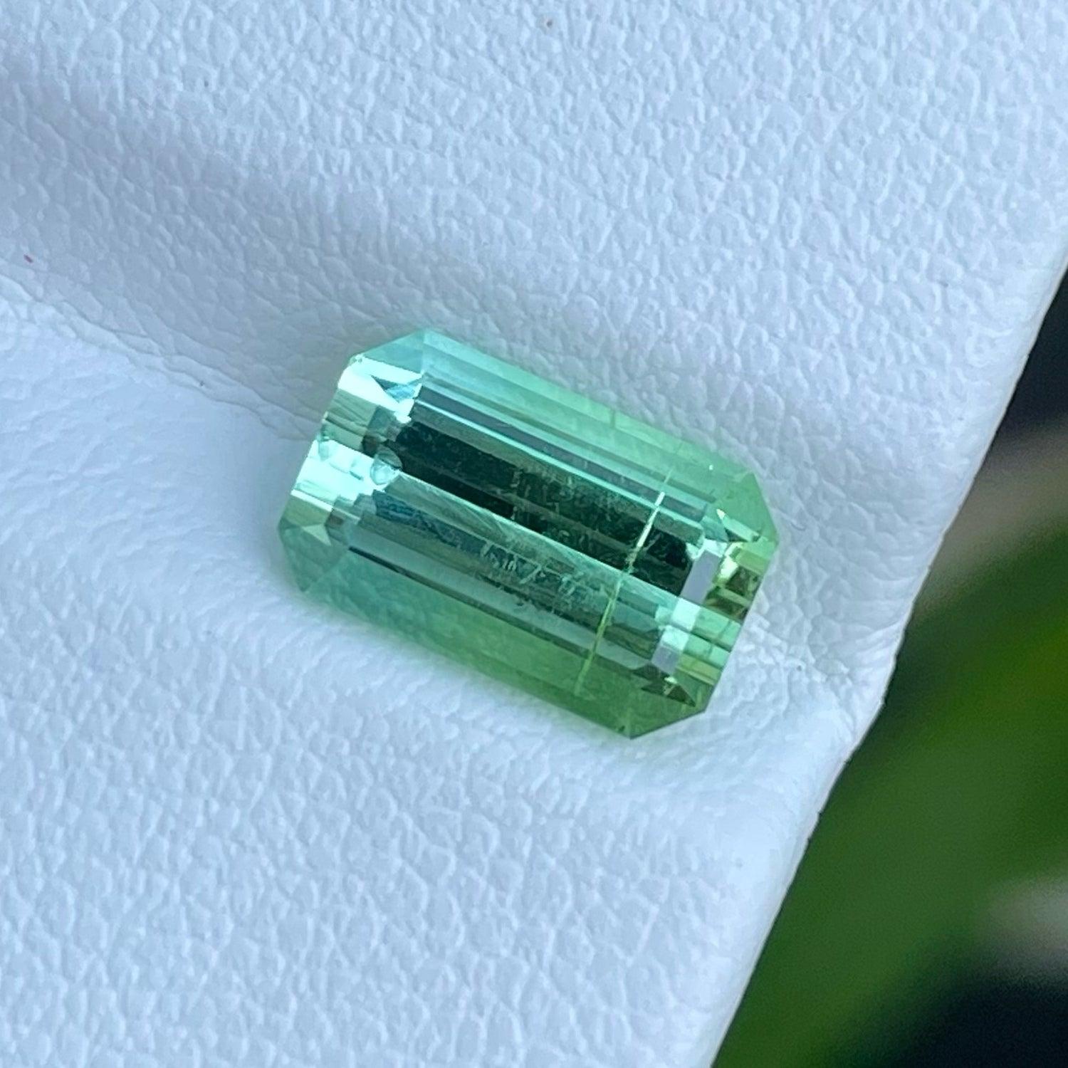 Modern Natural Light Green Loose Tourmaline Gem 3.0 Carats Faceted Tourmaline Ring For Sale