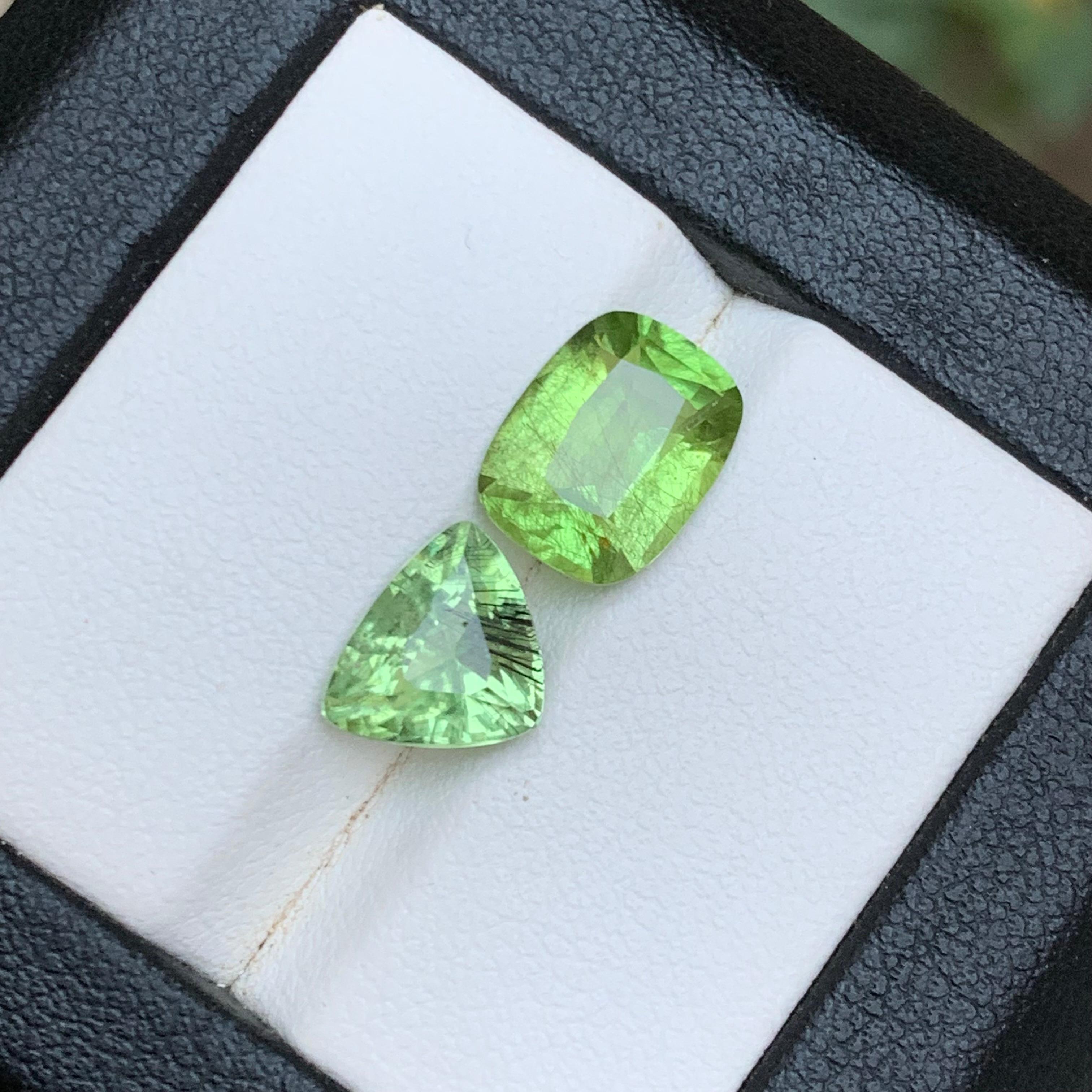 Natural Light Green Peridot 5.55 Carat Cushion & Trillion Cut Loose Gemstones In New Condition For Sale In Peshawar, PK