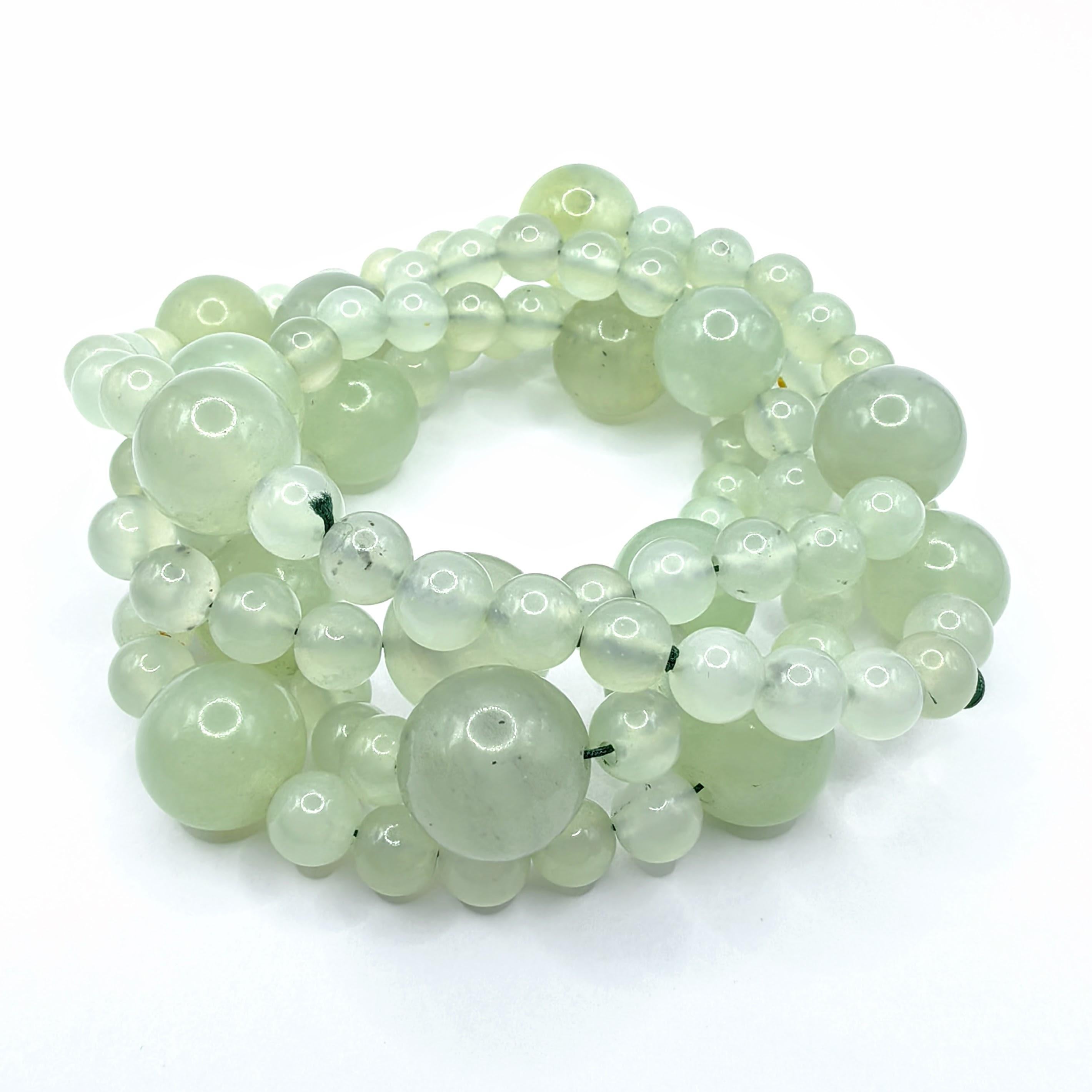 Contemporaneo Collana Opera in giada serpentina verde chiaro naturale con perle di 7 e 14 mm a due dimensioni in vendita