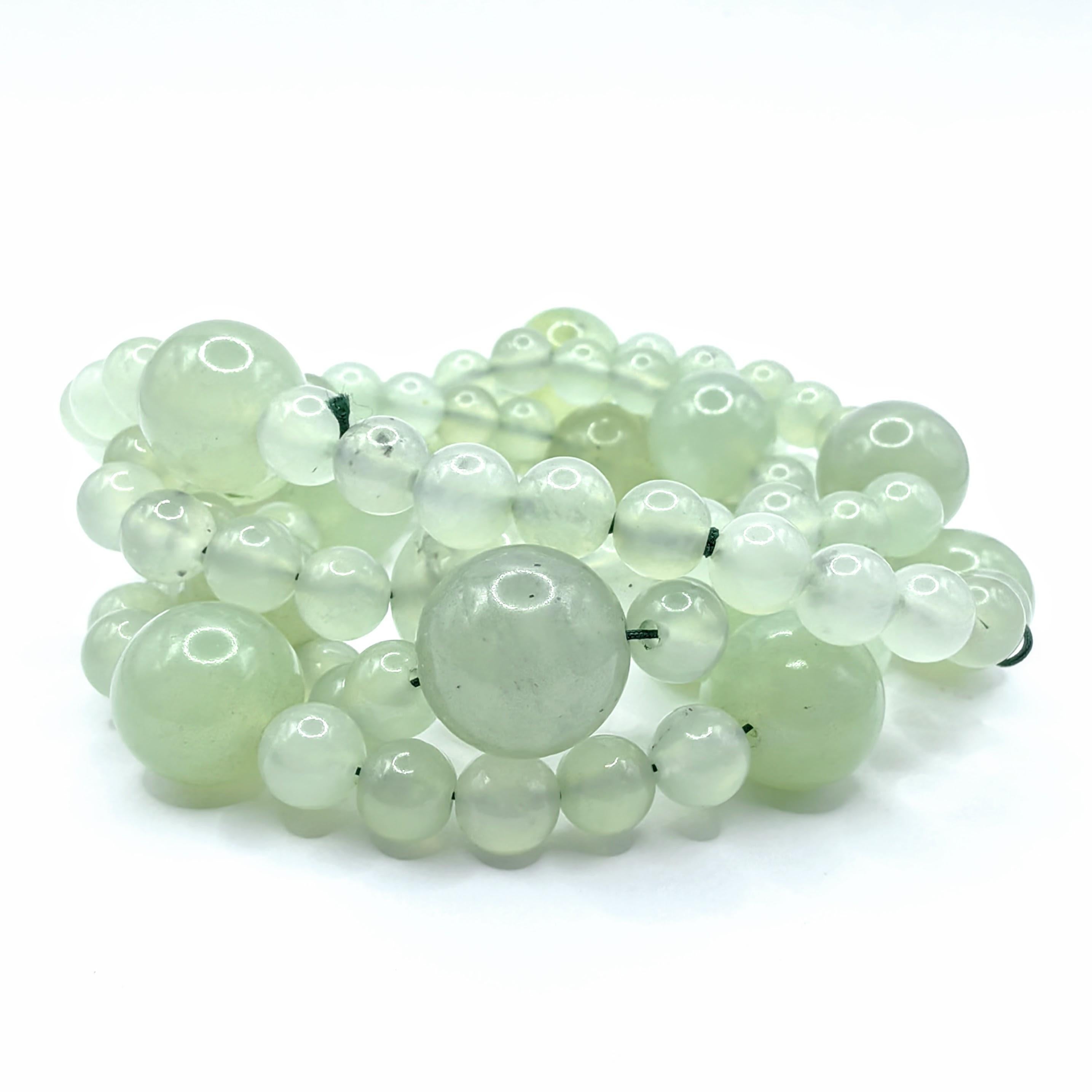 Taglio rotondo Collana Opera in giada serpentina verde chiaro naturale con perle di 7 e 14 mm a due dimensioni in vendita