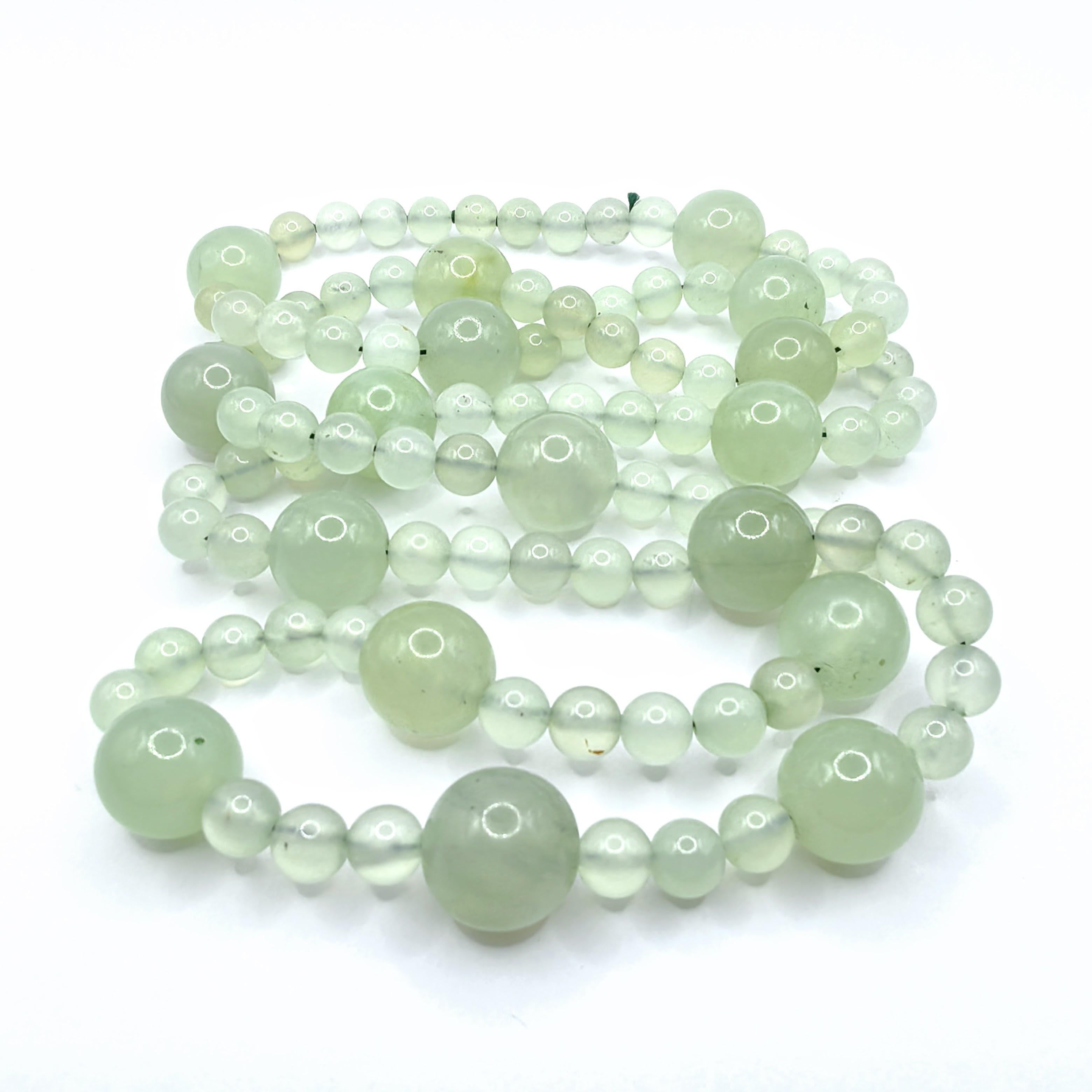 Collana Opera in giada serpentina verde chiaro naturale con perle di 7 e 14 mm a due dimensioni In condizioni Nuovo in vendita a Wan Chai District, HK
