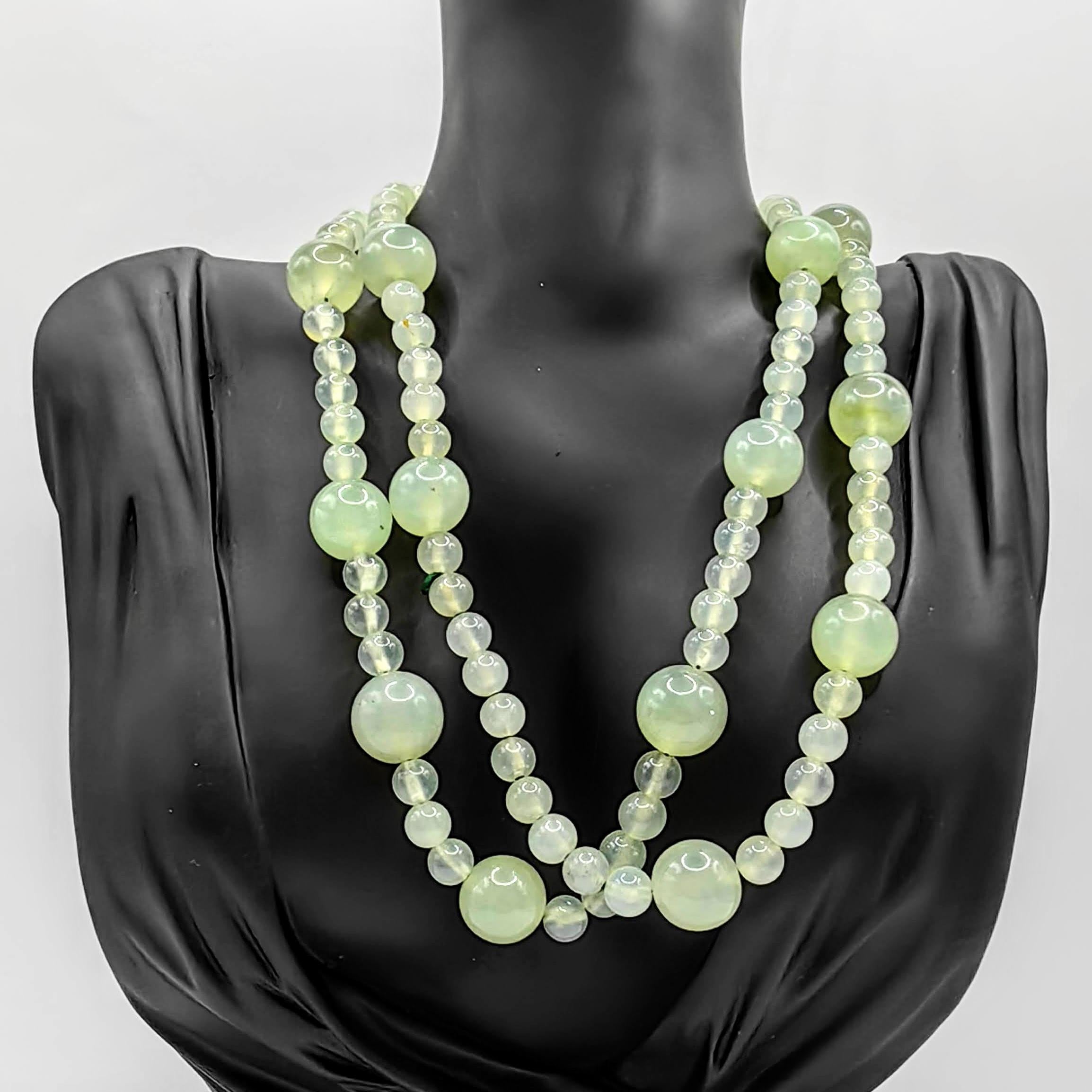 Donna Collana Opera in giada serpentina verde chiaro naturale con perle di 7 e 14 mm a due dimensioni in vendita