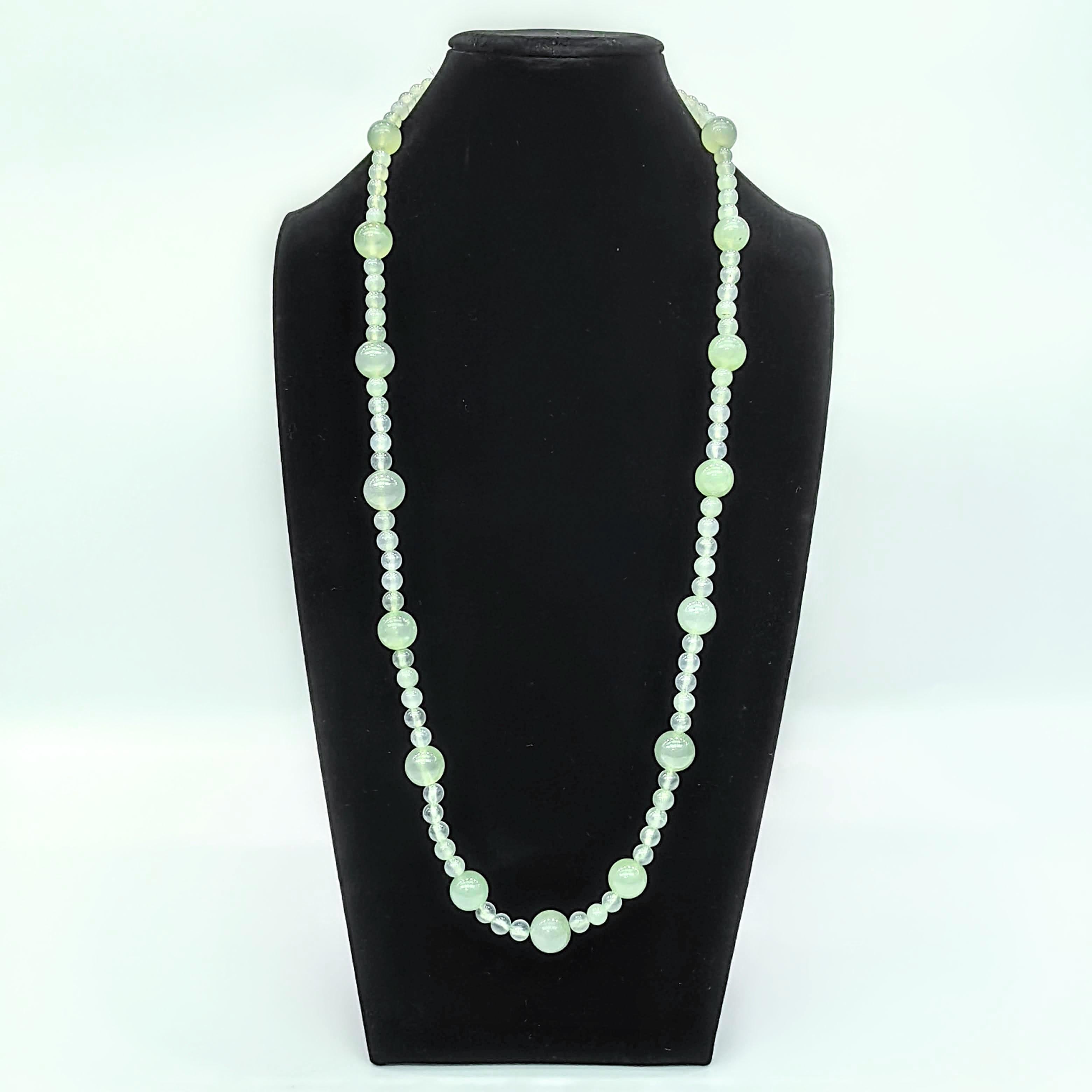 Collana Opera in giada serpentina verde chiaro naturale con perle di 7 e 14 mm a due dimensioni in vendita 1