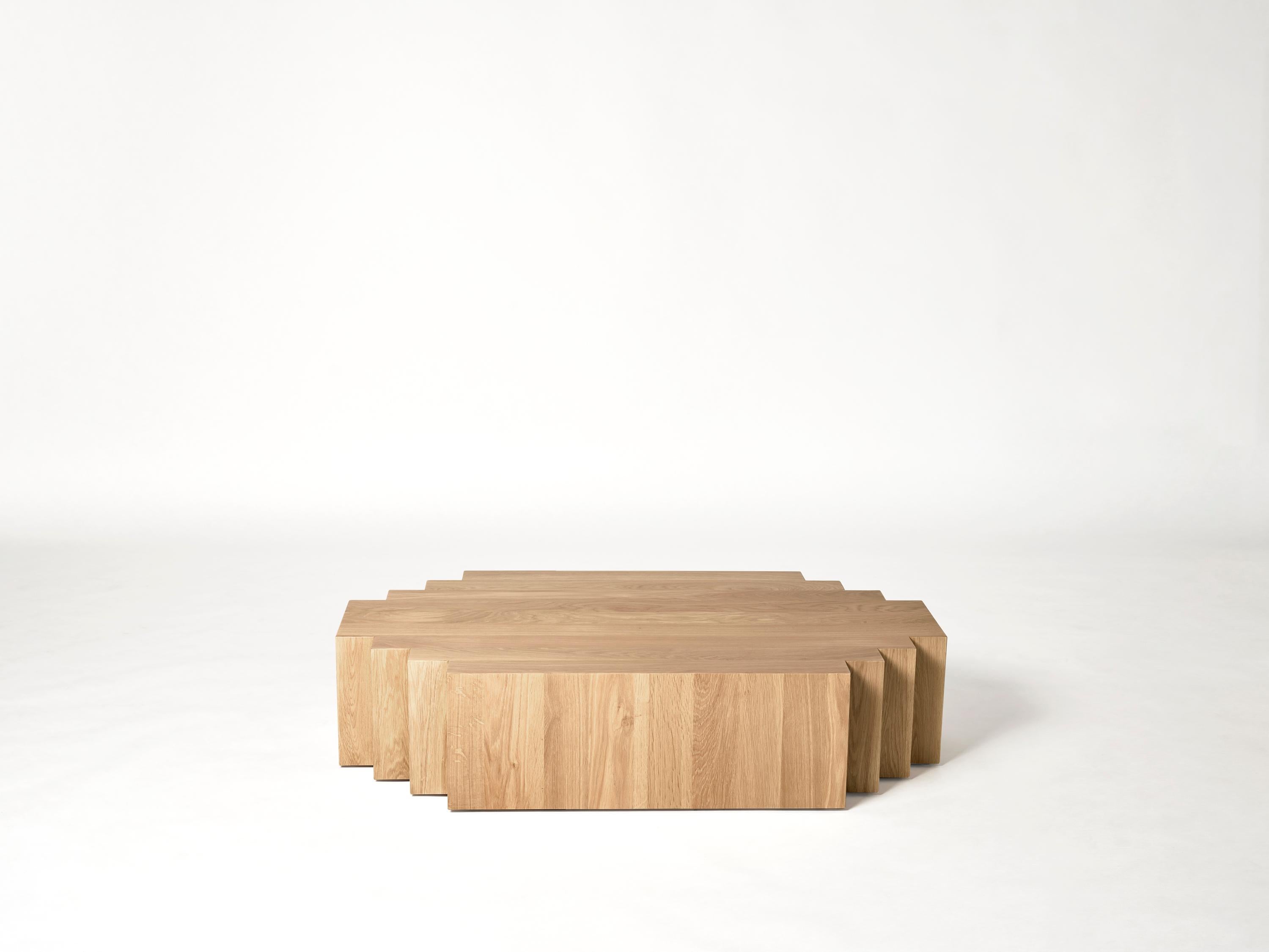 La table basse Brut s'inspire du brutalisme et de l'architecture de l'école d'Amsterdam. Un équilibre entre la matérialité brute et les formes subtiles avec des détails géométriques expressifs.

Conçu par Aad Bos et fabriqué aux Pays-Bas en chêne