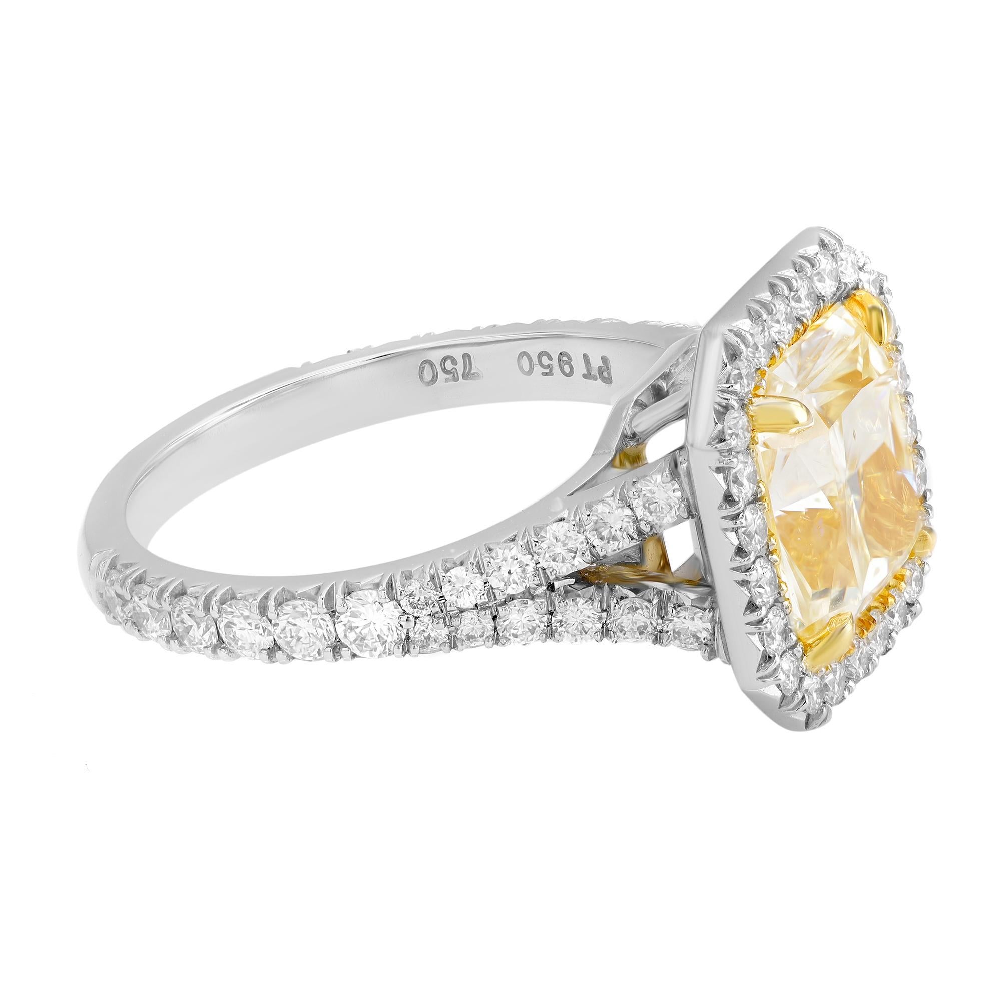Dieser atemberaubende Verlobungsring zeichnet sich durch einen in Zacken gefassten, eckigen, rechteckigen Diamanten im Brillantschliff mit einem Gewicht von 3,03 Karat aus, der von einem Kranz funkelnder runder weißer Diamanten umgeben ist, die das