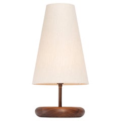 Lámpara de mesa de lino natural con forma de cono y acabado en nogal