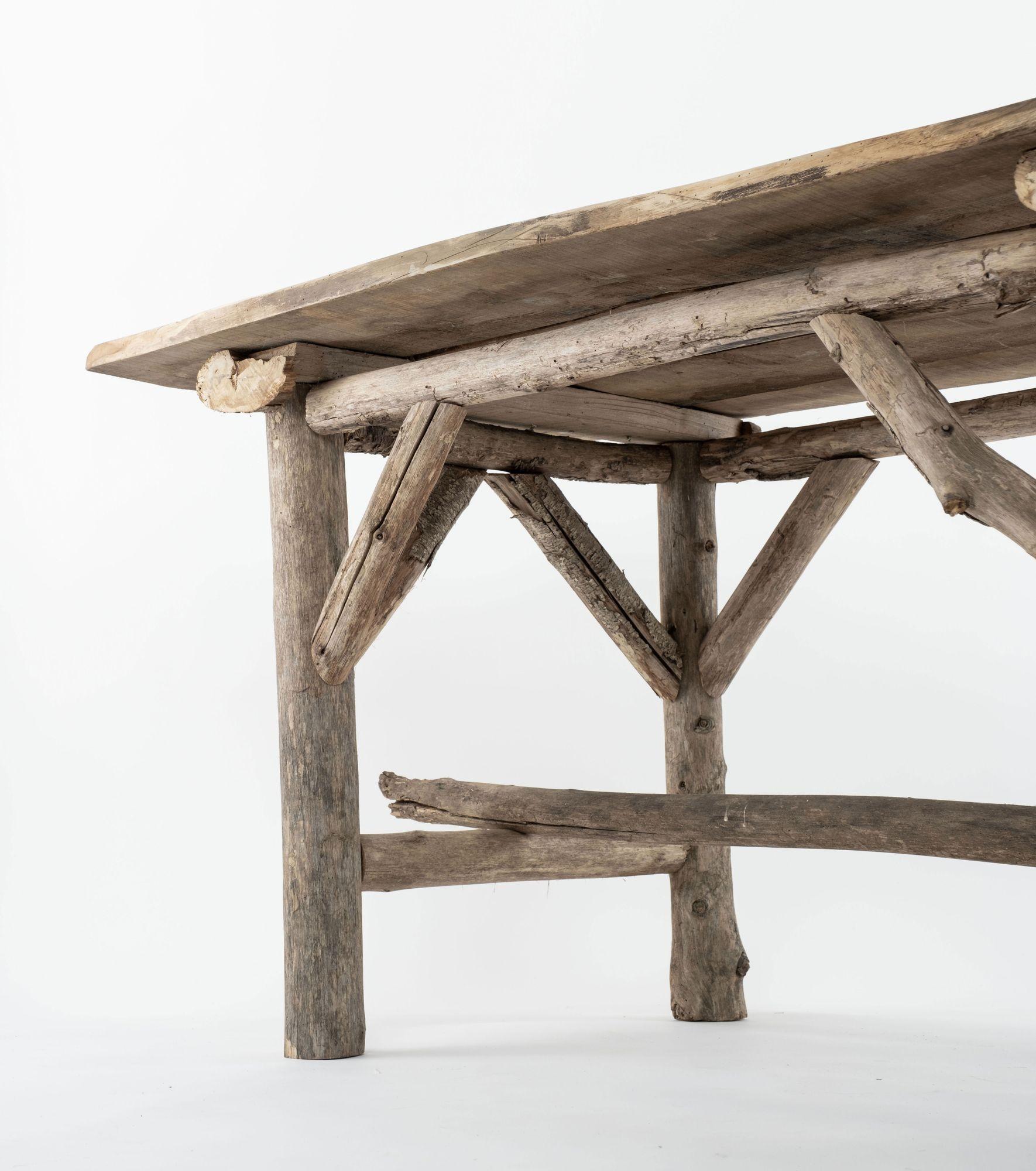 Natürlicher Tisch mit lebenden Kanten in rechteckiger Form auf rustikalem Holzsockel im Angebot 2