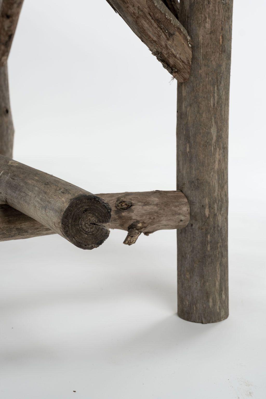 Natürlicher Tisch mit lebenden Kanten in rechteckiger Form auf rustikalem Holzsockel (Handgefertigt) im Angebot