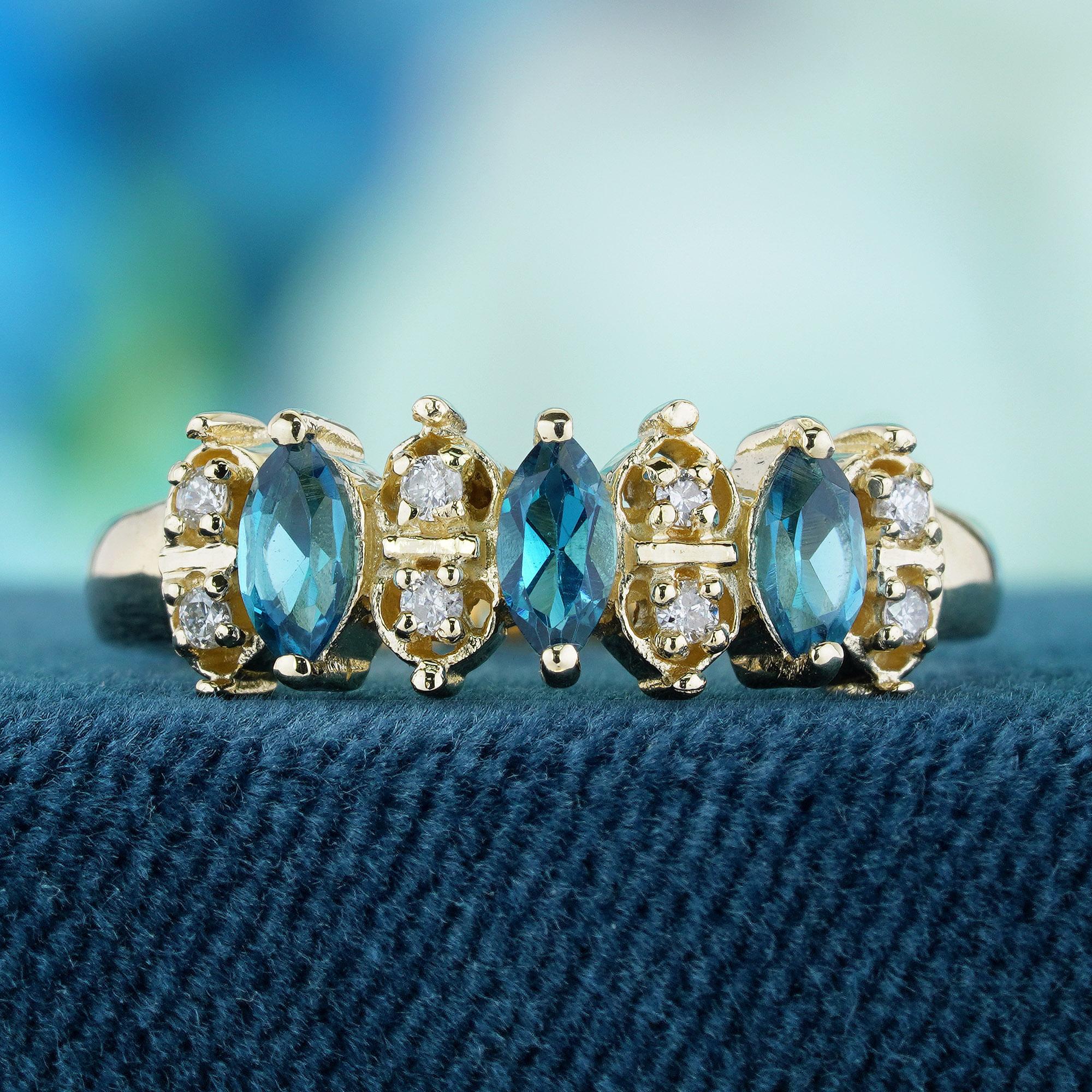 Im Mittelpunkt dieses vom Vintage-Stil inspirierten Rings stehen drei bezaubernde grünlich-blaue marquiseförmige Edelsteine aus natürlichem Londoner Blautopas. Zwischen den Topasen sind runde natürliche Diamanten eingeflochten, die dem Ensemble
