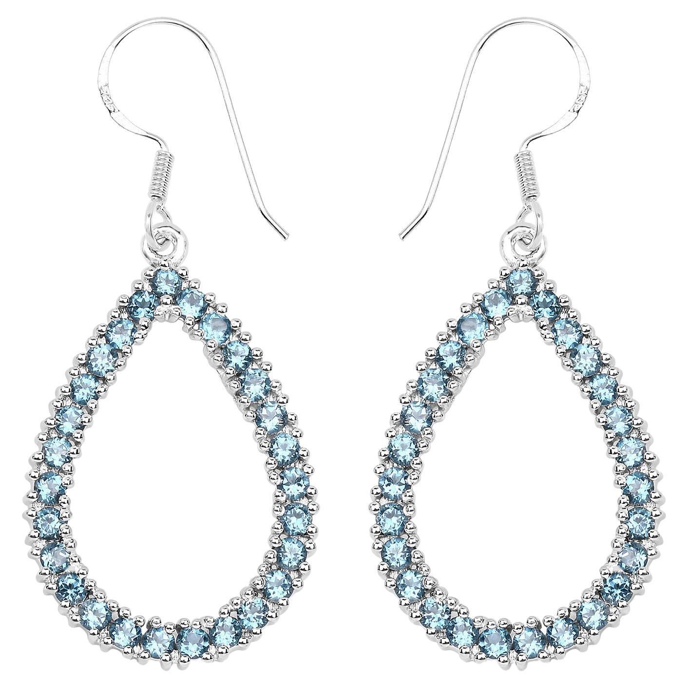 Pendants d'oreilles en argent plaqué rhodium avec topaze bleue naturelle de Londres de 4,30 carats en vente