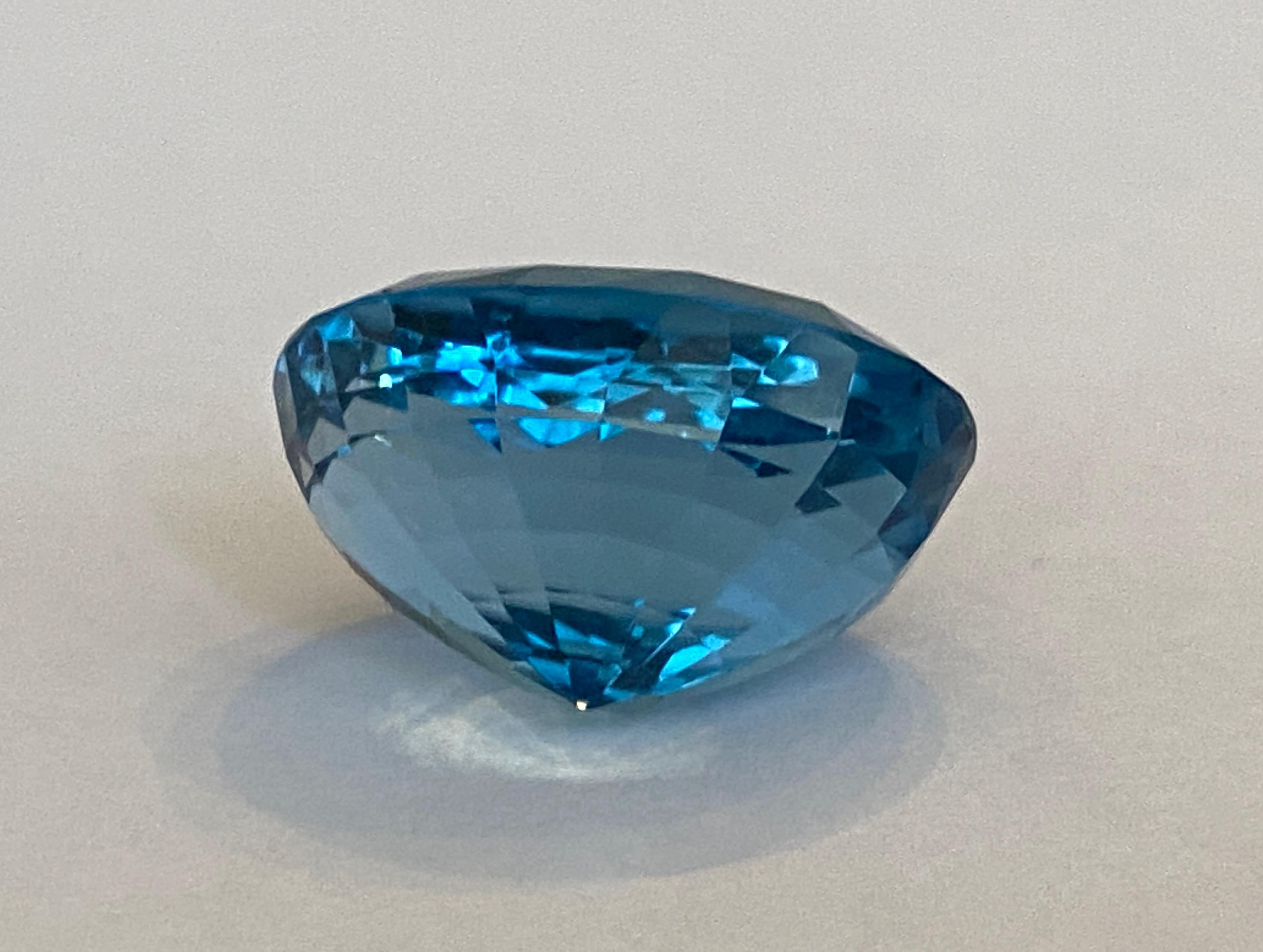 Natural London Blue Topaz Gemstone21.23 Ct Oval Mixed Cut. In Excellent Condition For Sale In AMSTERDAM, NL