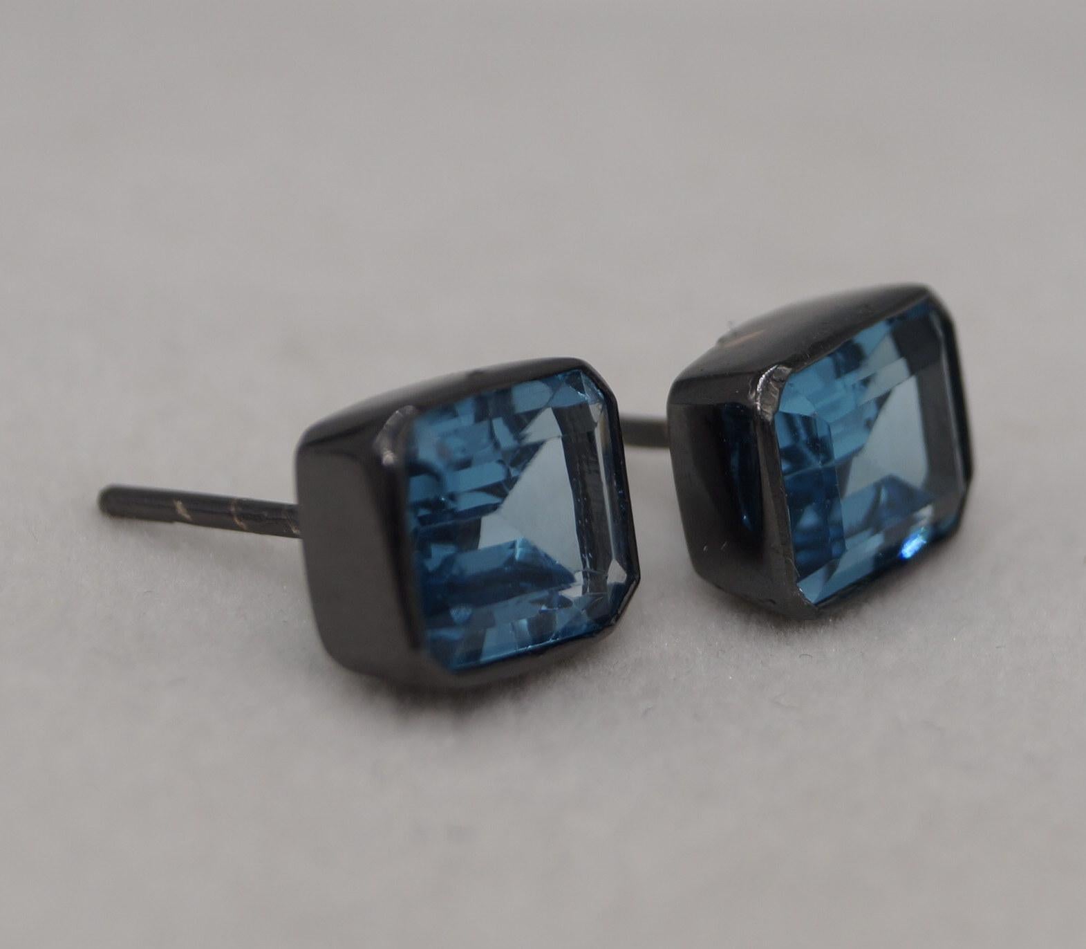 Art Déco Orecchini a perno in argento 925 con Topazio Blu di Londra Nature, in grassetto nero in vendita
