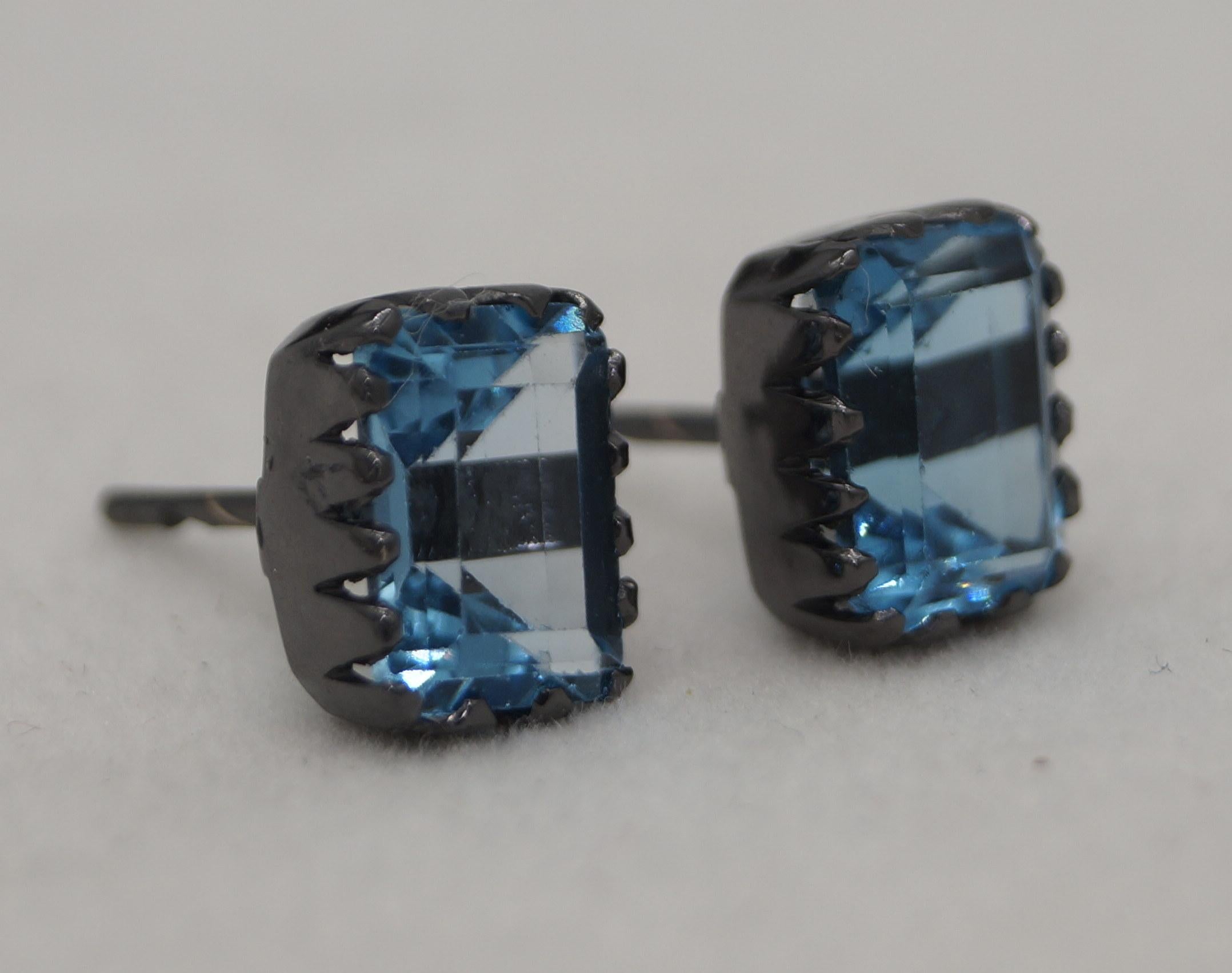 Art Déco Orecchini a perno in argento 925 con Topazio Blu di Londra Nature, in grassetto nero in vendita