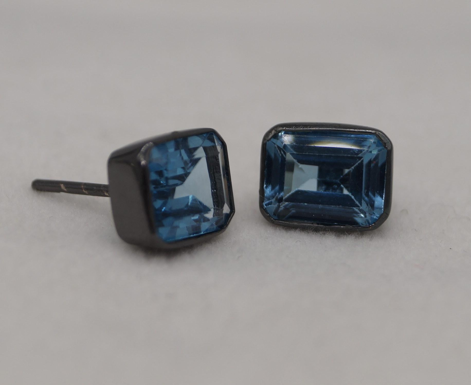 Taglio smeraldo Orecchini a perno in argento 925 con Topazio Blu di Londra Nature, in grassetto nero in vendita