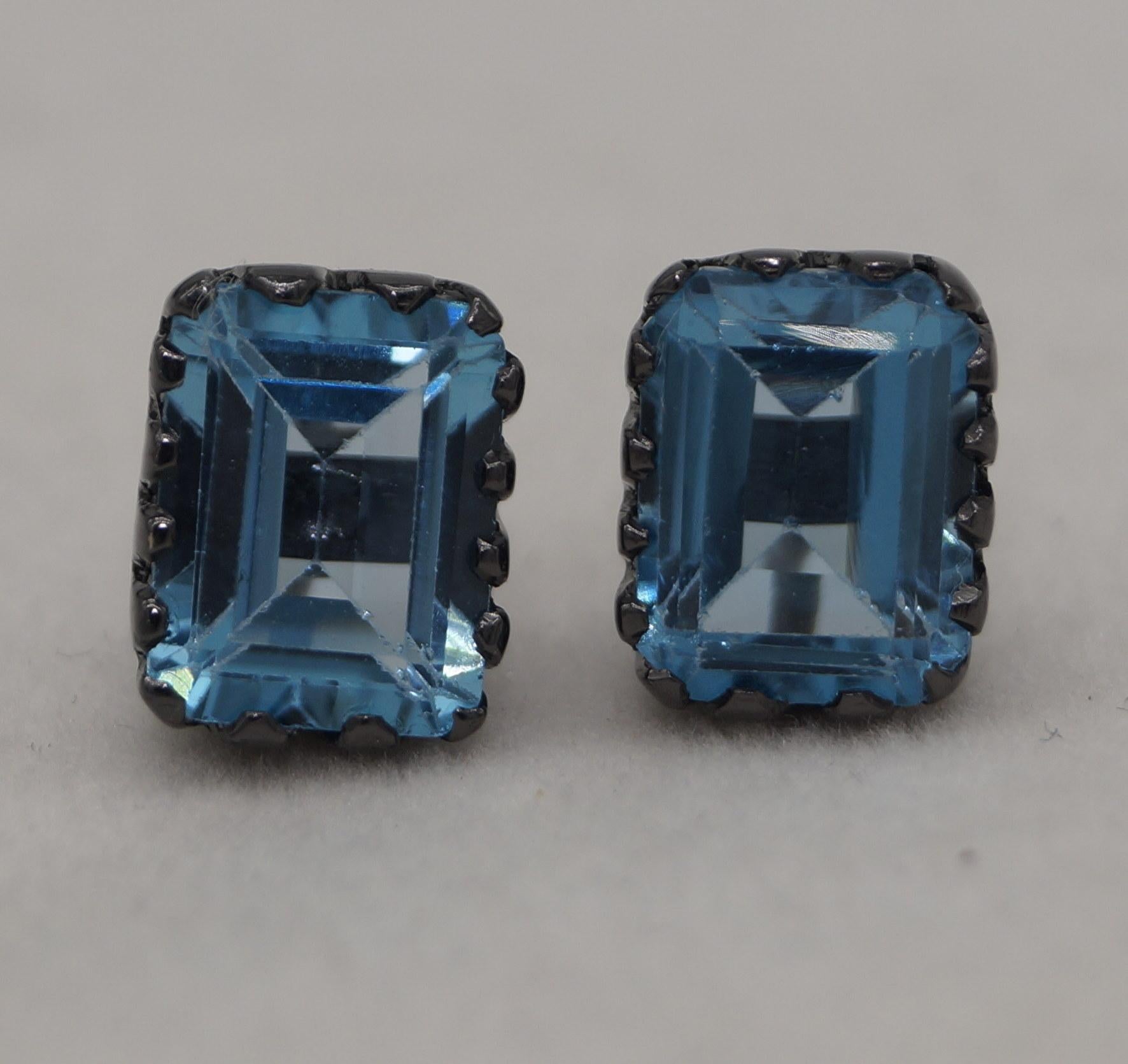 Taglio smeraldo Orecchini a perno in argento 925 con Topazio Blu di Londra Nature, in grassetto nero in vendita