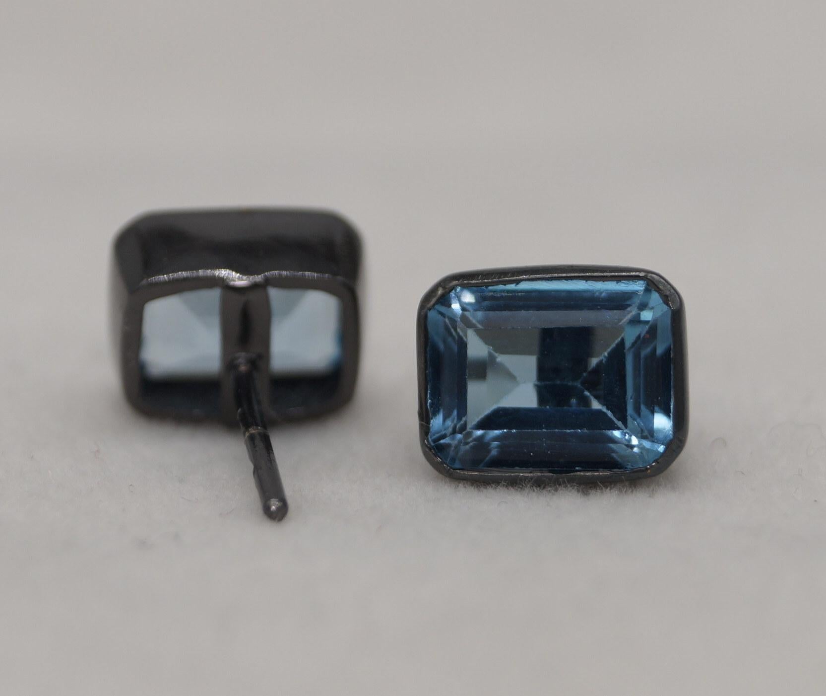 Orecchini a perno in argento 925 con Topazio Blu di Londra Nature, in grassetto nero In condizioni Nuovo in vendita a Delhi, DL