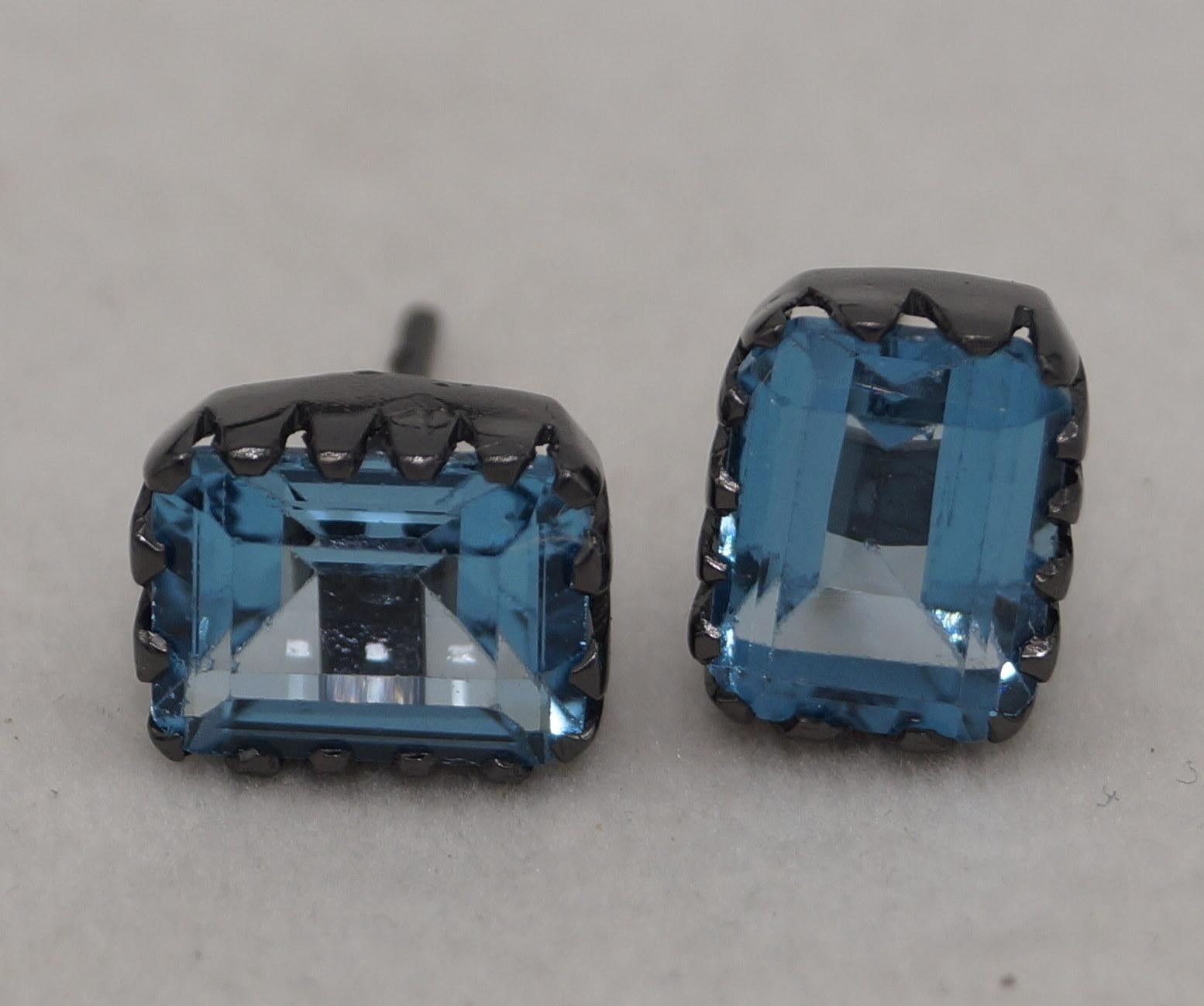 Orecchini a perno in argento 925 con Topazio Blu di Londra Nature, in grassetto nero In condizioni Nuovo in vendita a Delhi, DL