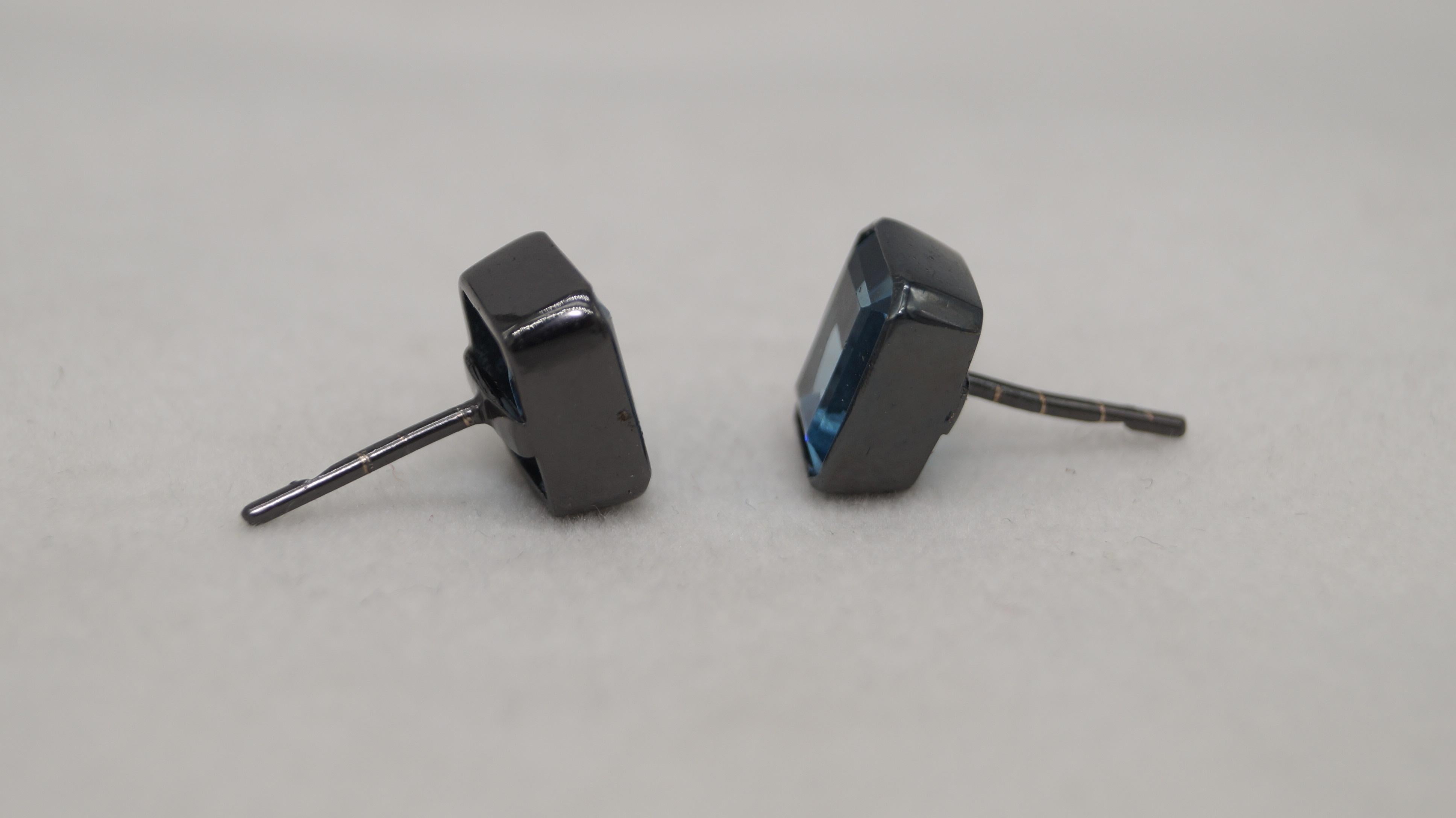 Orecchini a perno in argento 925 con Topazio Blu di Londra Nature, in grassetto nero in vendita 1