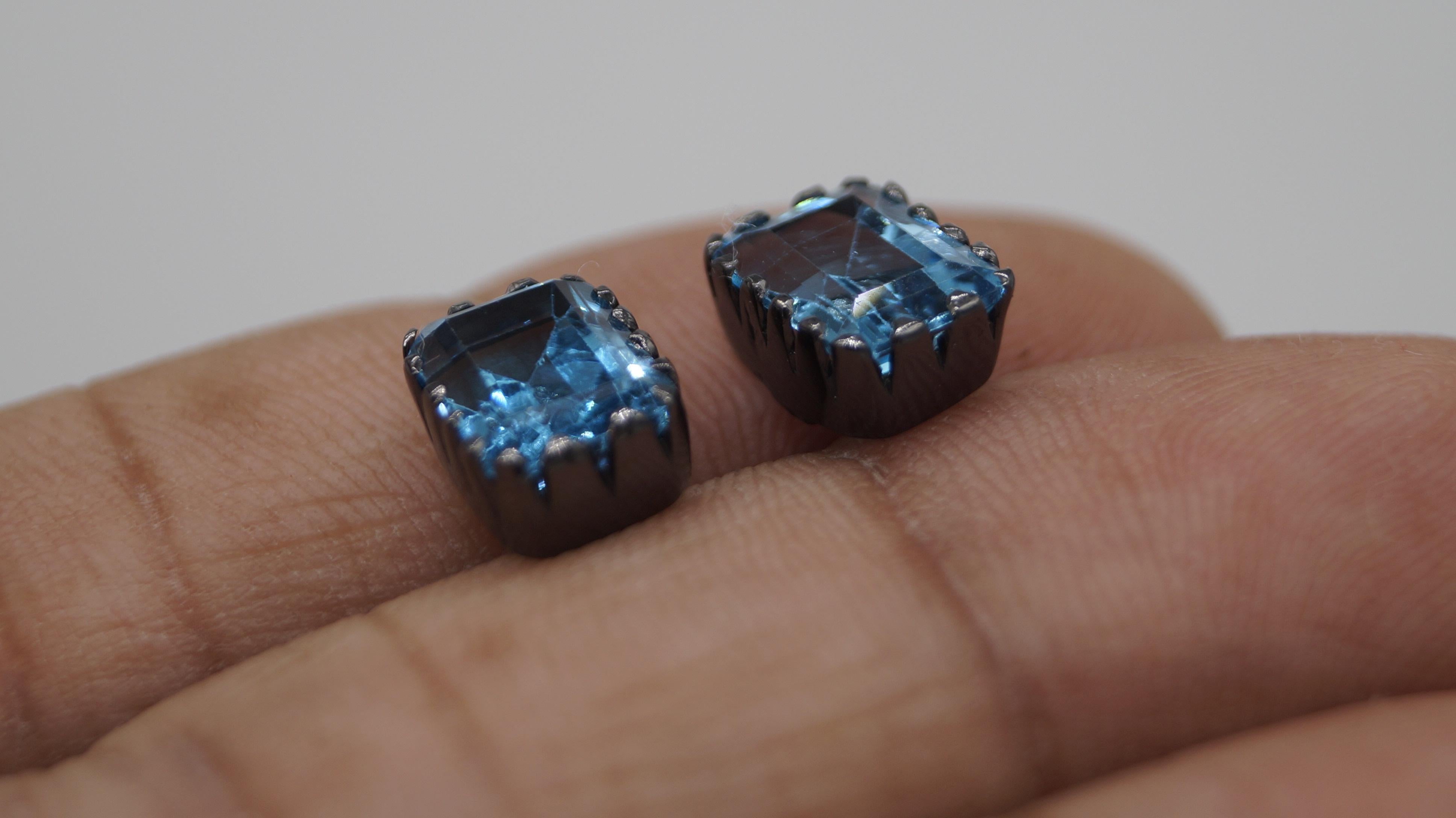 Orecchini a perno in argento 925 con Topazio Blu di Londra Nature, in grassetto nero in vendita 1