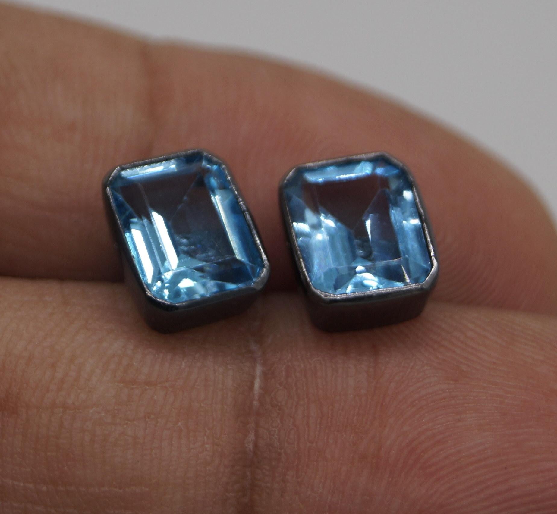 Orecchini a perno in argento 925 con Topazio Blu di Londra Nature, in grassetto nero in vendita 2