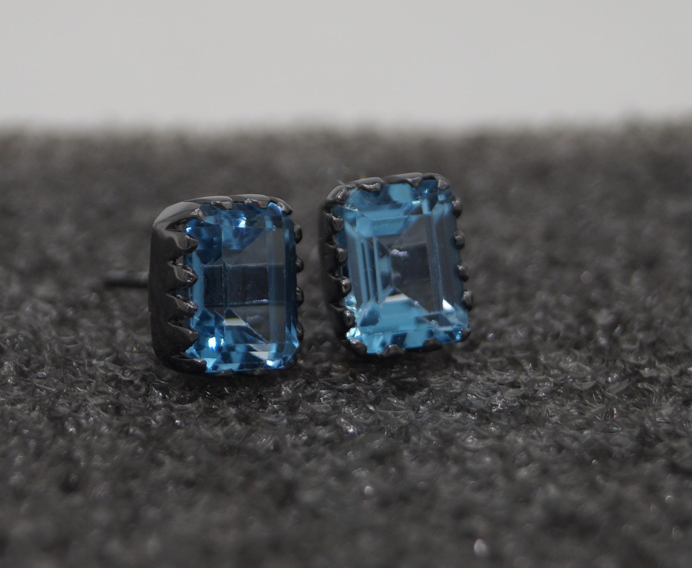 Orecchini a perno in argento 925 con Topazio Blu di Londra Nature, in grassetto nero in vendita 2