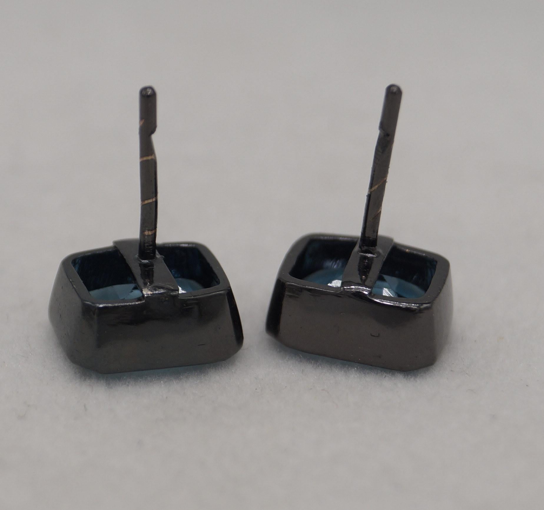 Orecchini a perno in argento 925 con Topazio Blu di Londra Nature, in grassetto nero in vendita 3