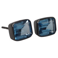 Orecchini a perno in argento 925 con Topazio Blu di Londra Nature, in grassetto nero