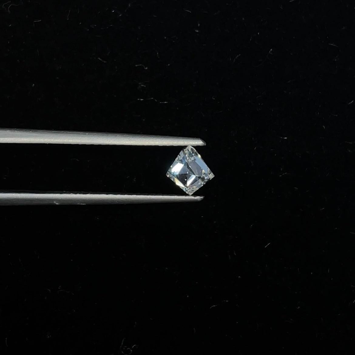 ARTIKELBEZEICHNUNG
ID #:
53593
Steinform:
Drachen 
Gewicht der Diamanten:
0,48 CT
Klarheit:
VSI
Farbe:
J
Messungen 
5.62 x 5.41 x 2.68 mm
Unser Preis:
$940.00
Schätzungspreis 
1410.00
Diese echten Diamanten werden von unserem hauseigenen Gemmologen