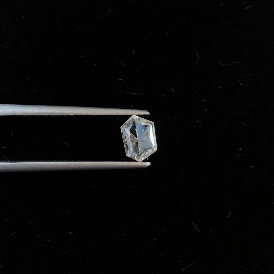 DESCRIPTION DE L'ARTICLE
ID # :
55821
Forme de la pierre :
Diamant hexagonal
Poids du diamant :
0,53 CT
La clarté :
I1
Couleur :
H
Mesures 
6.43 x 4.49 x 1.90 mm
Notre prix :
$610.00
Ces diamants authentiques sont classés approximativement par notre