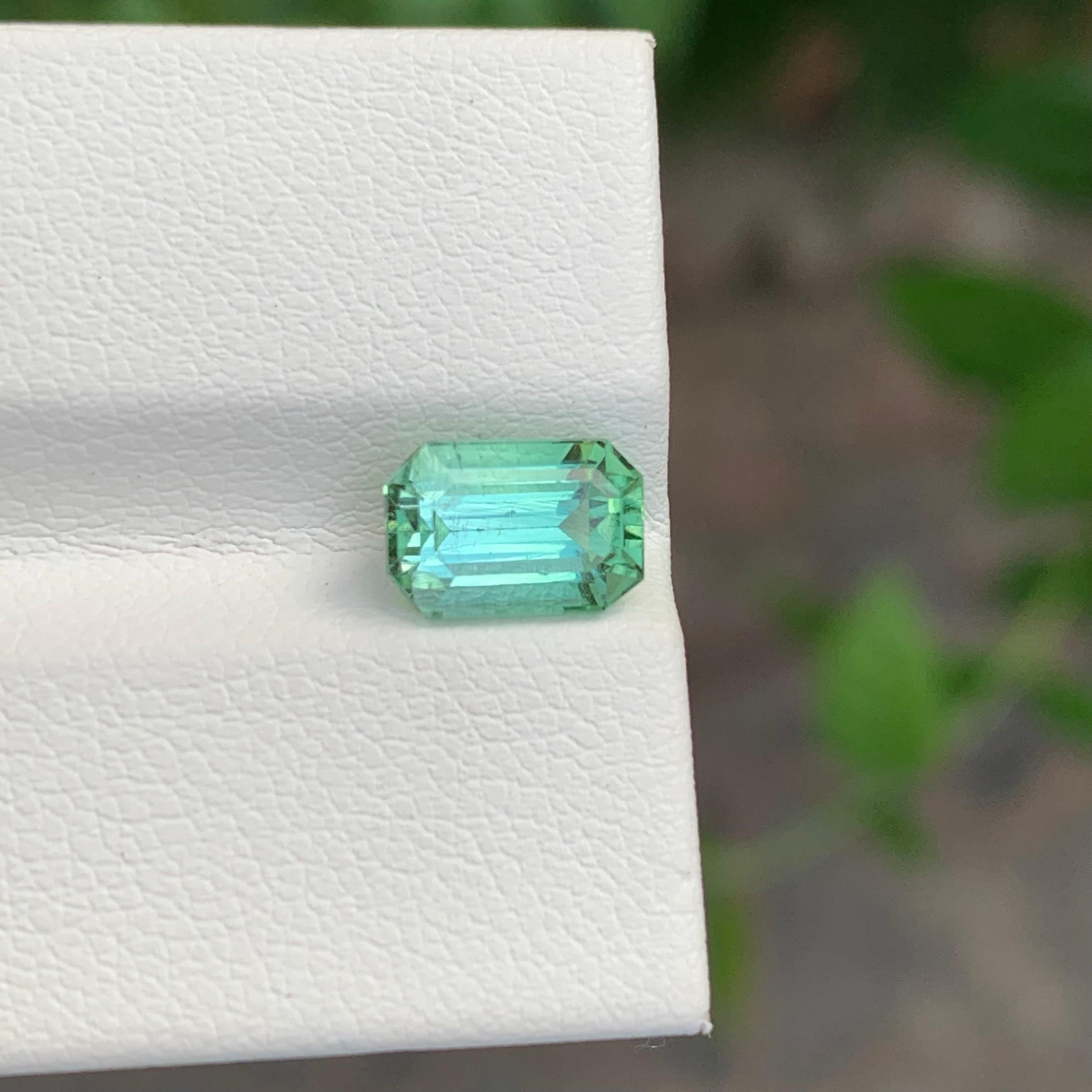 Natural Loose 2.00 Carat Mint Tourmaline Emerald Shape Gem For Jewellery In New Condition For Sale In Peshawar, PK