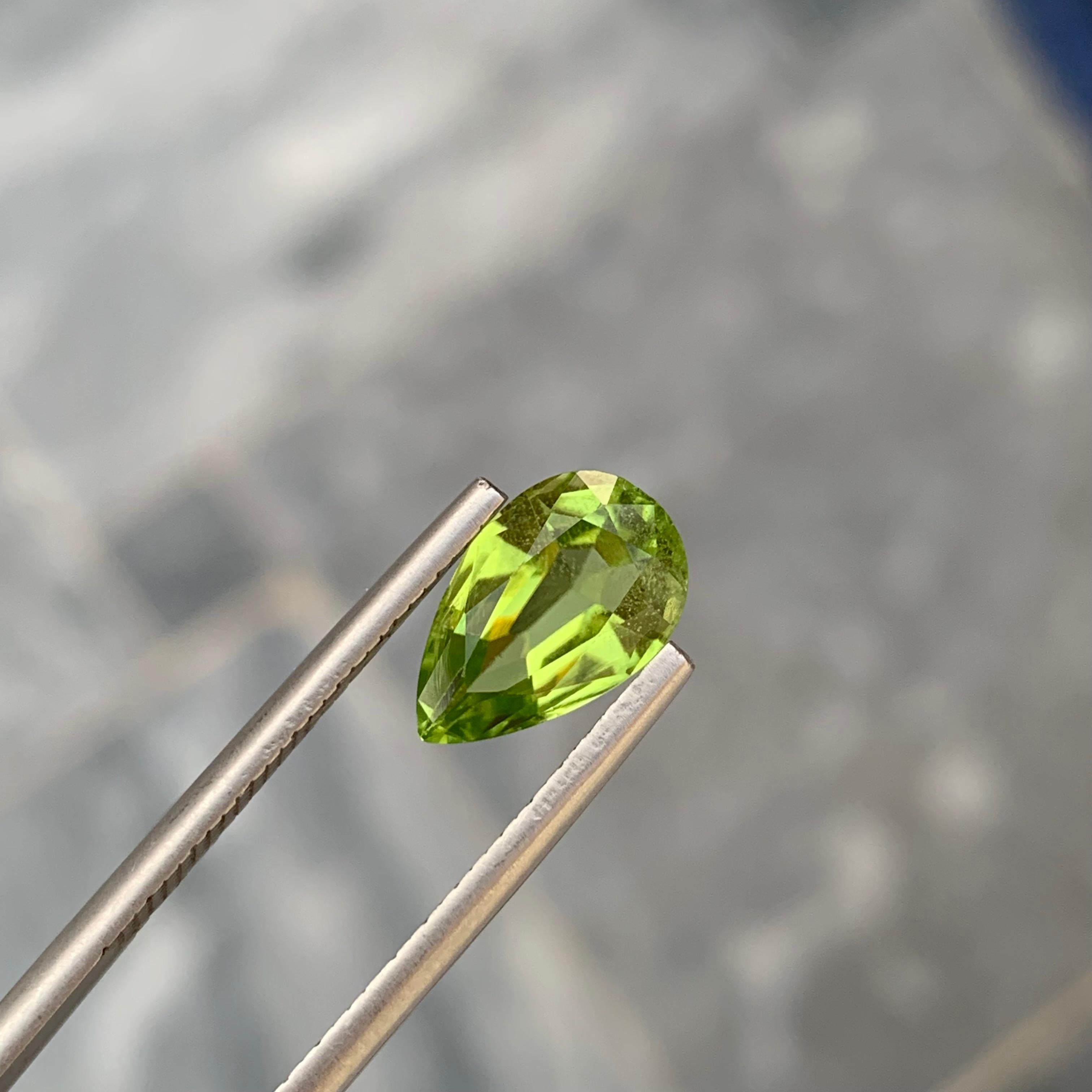 Natural Loose 2.55 Carat Peridot Pear Shape Gem For Jewellery Making  For Sale 4