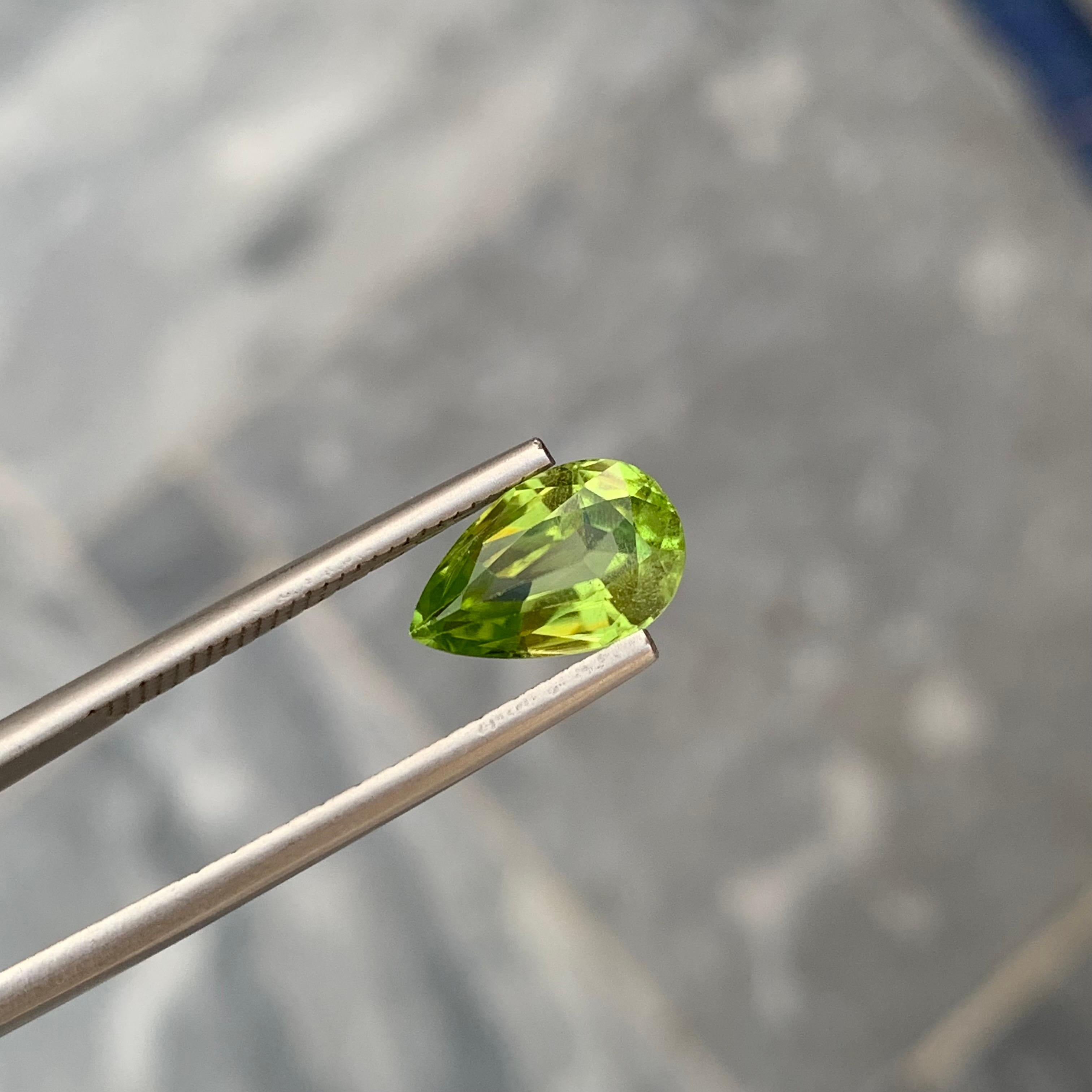 Natural Loose 2.55 Carat Peridot Pear Shape Gem For Jewellery Making  For Sale 5